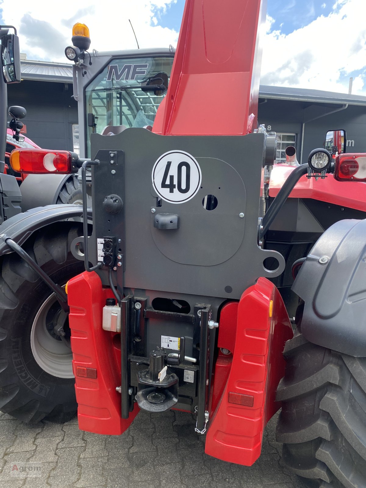 Teleskoplader of the type Massey Ferguson TH 8043, Neumaschine in Riedhausen (Picture 3)