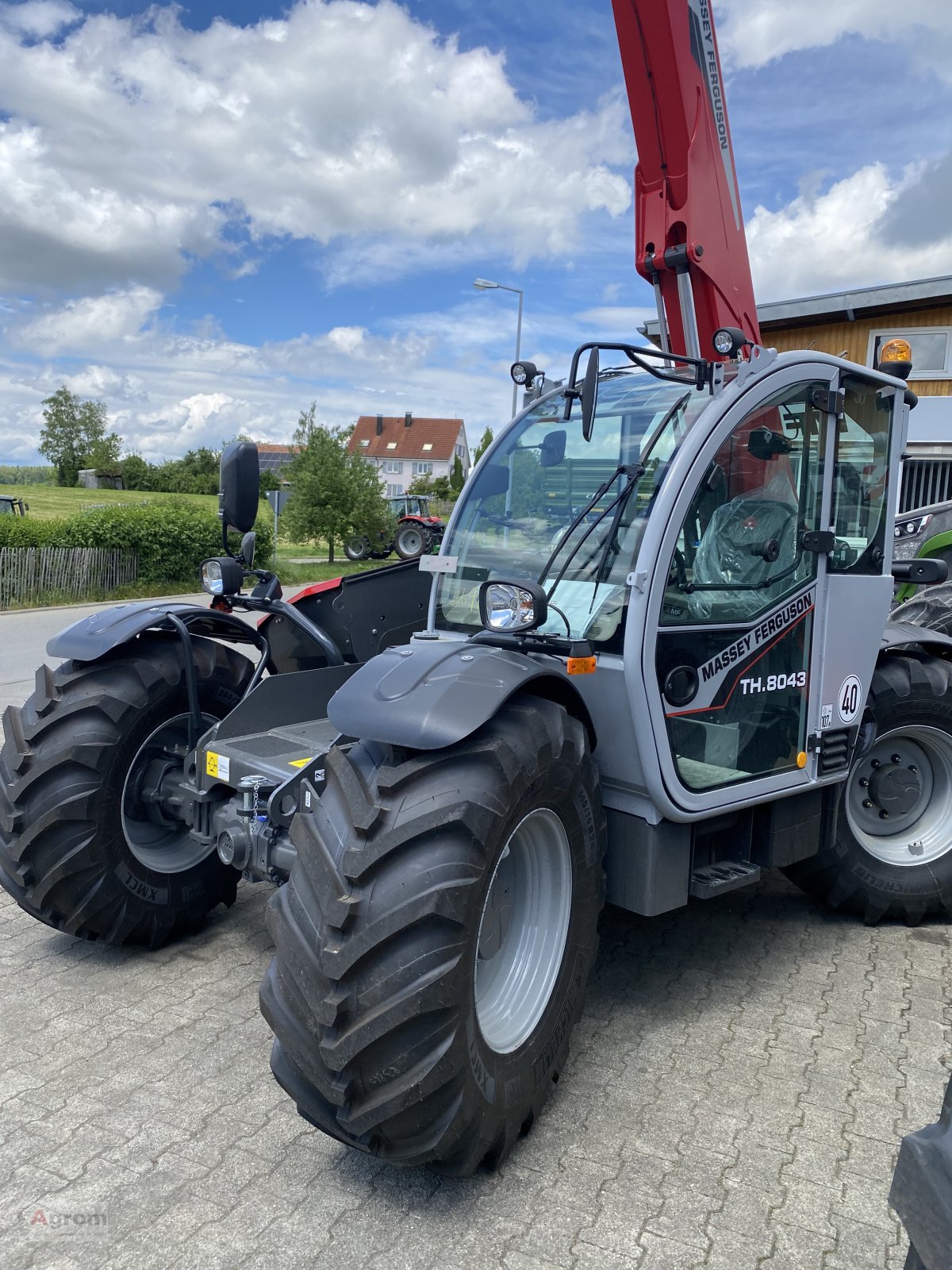 Teleskoplader of the type Massey Ferguson TH 8043, Neumaschine in Riedhausen (Picture 4)