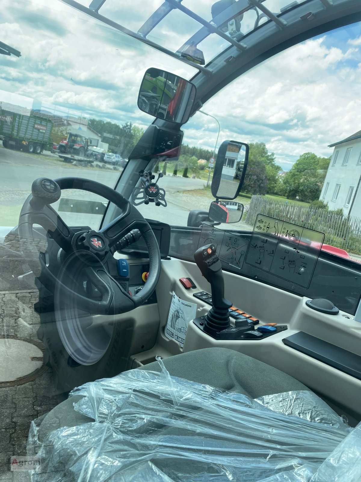 Teleskoplader of the type Massey Ferguson TH 8043, Neumaschine in Riedhausen (Picture 5)