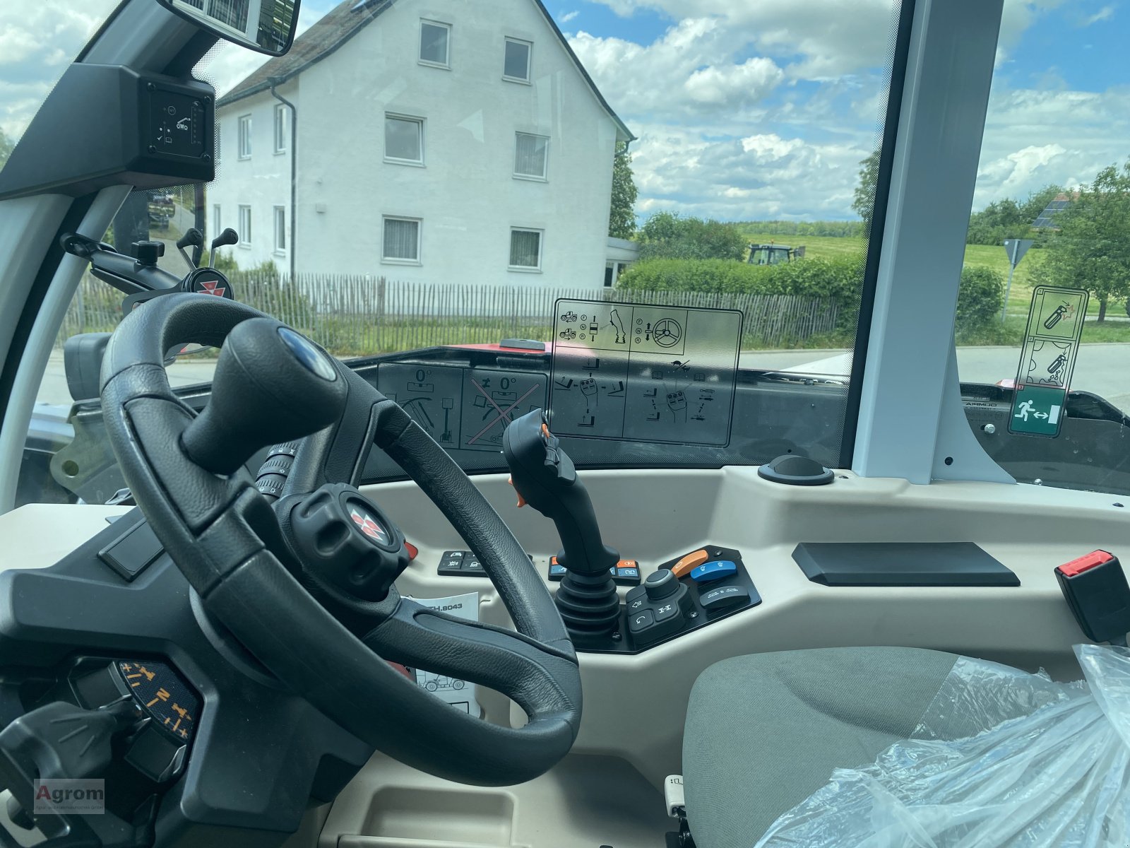 Teleskoplader of the type Massey Ferguson TH 8043, Neumaschine in Riedhausen (Picture 6)