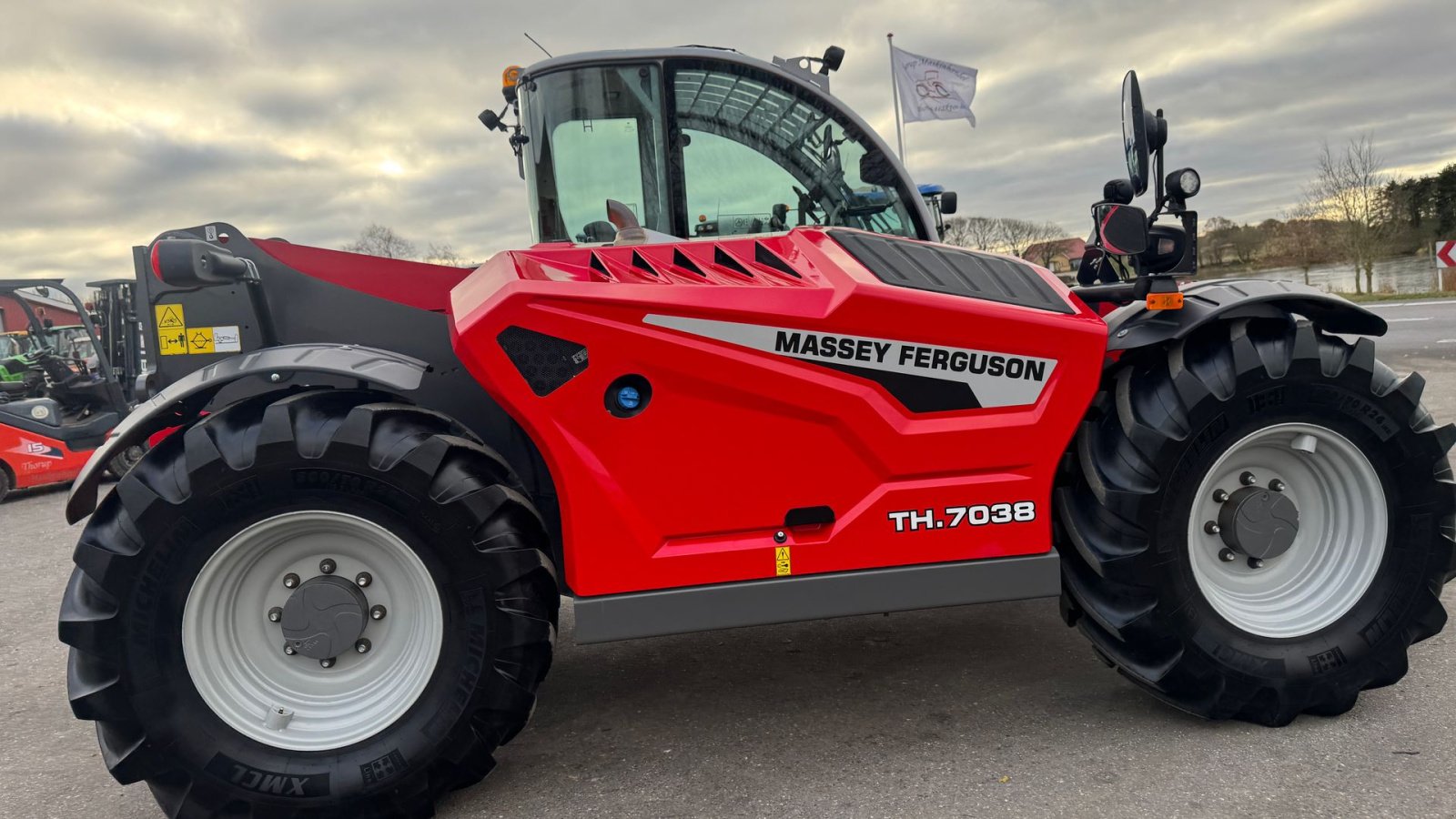 Teleskoplader of the type Massey Ferguson TH7038 DEMO! KUN 350 TIMER!, Gebrauchtmaschine in Nørager (Picture 11)