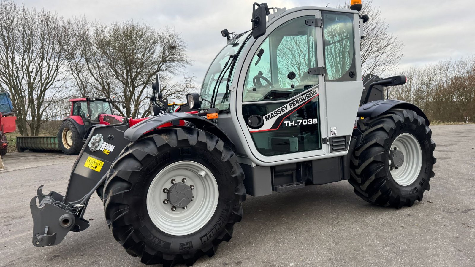 Teleskoplader of the type Massey Ferguson TH7038 DEMO! KUN 350 TIMER!, Gebrauchtmaschine in Nørager (Picture 2)