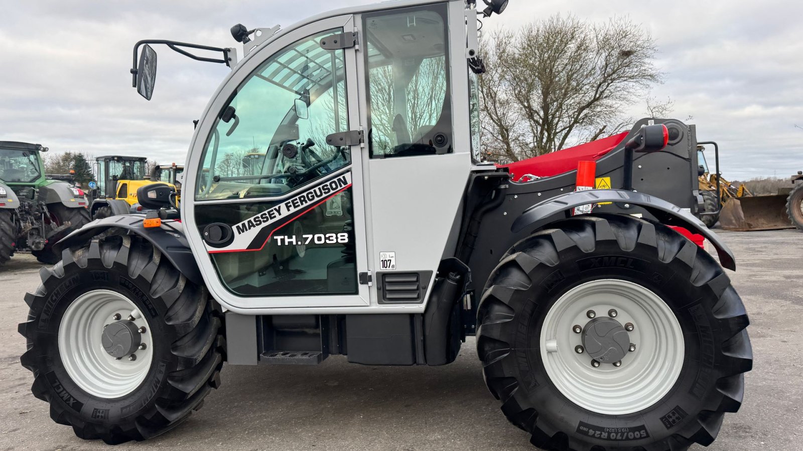 Teleskoplader of the type Massey Ferguson TH7038 DEMO! KUN 350 TIMER!, Gebrauchtmaschine in Nørager (Picture 4)