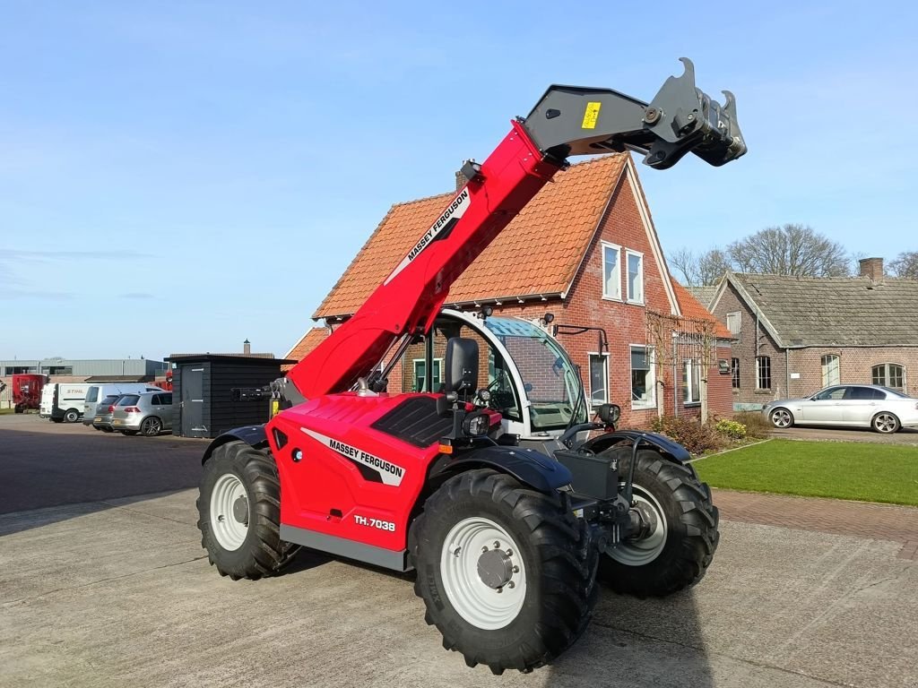 Teleskoplader des Typs Massey Ferguson TH.7038 EXCLUSIVE, Neumaschine in MARIENHEEM (Bild 2)