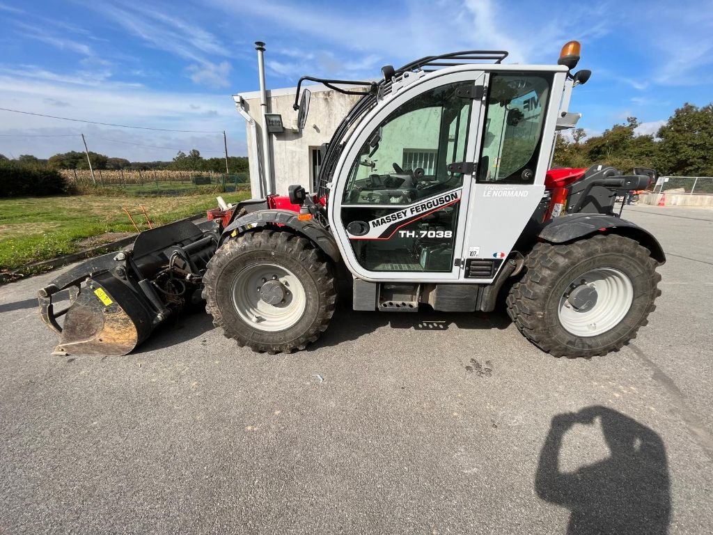 Teleskoplader typu Massey Ferguson TH7038, Gebrauchtmaschine v JOSSELIN (Obrázek 4)