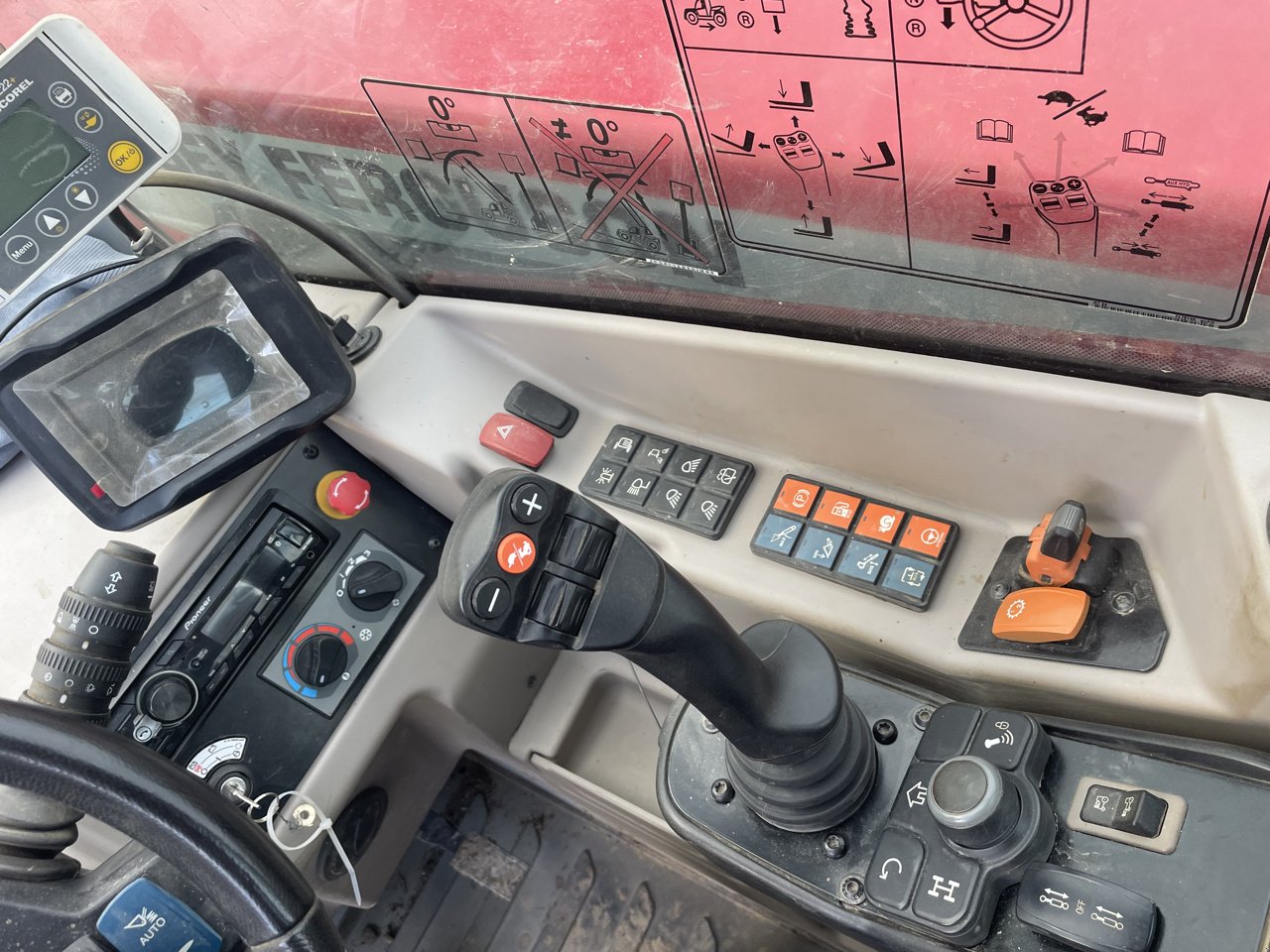 Teleskoplader van het type Massey Ferguson TH7038, Gebrauchtmaschine in JOSSELIN (Foto 7)