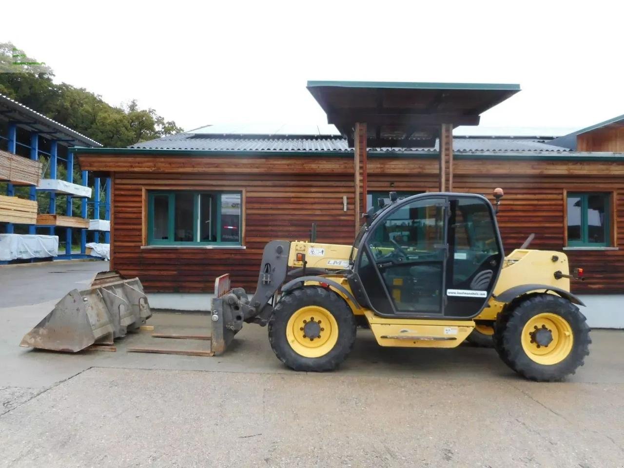 Teleskoplader typu New Holland lm732 mit schaufel und gabel, Gebrauchtmaschine v ST. NIKOLAI/DR. (Obrázek 1)