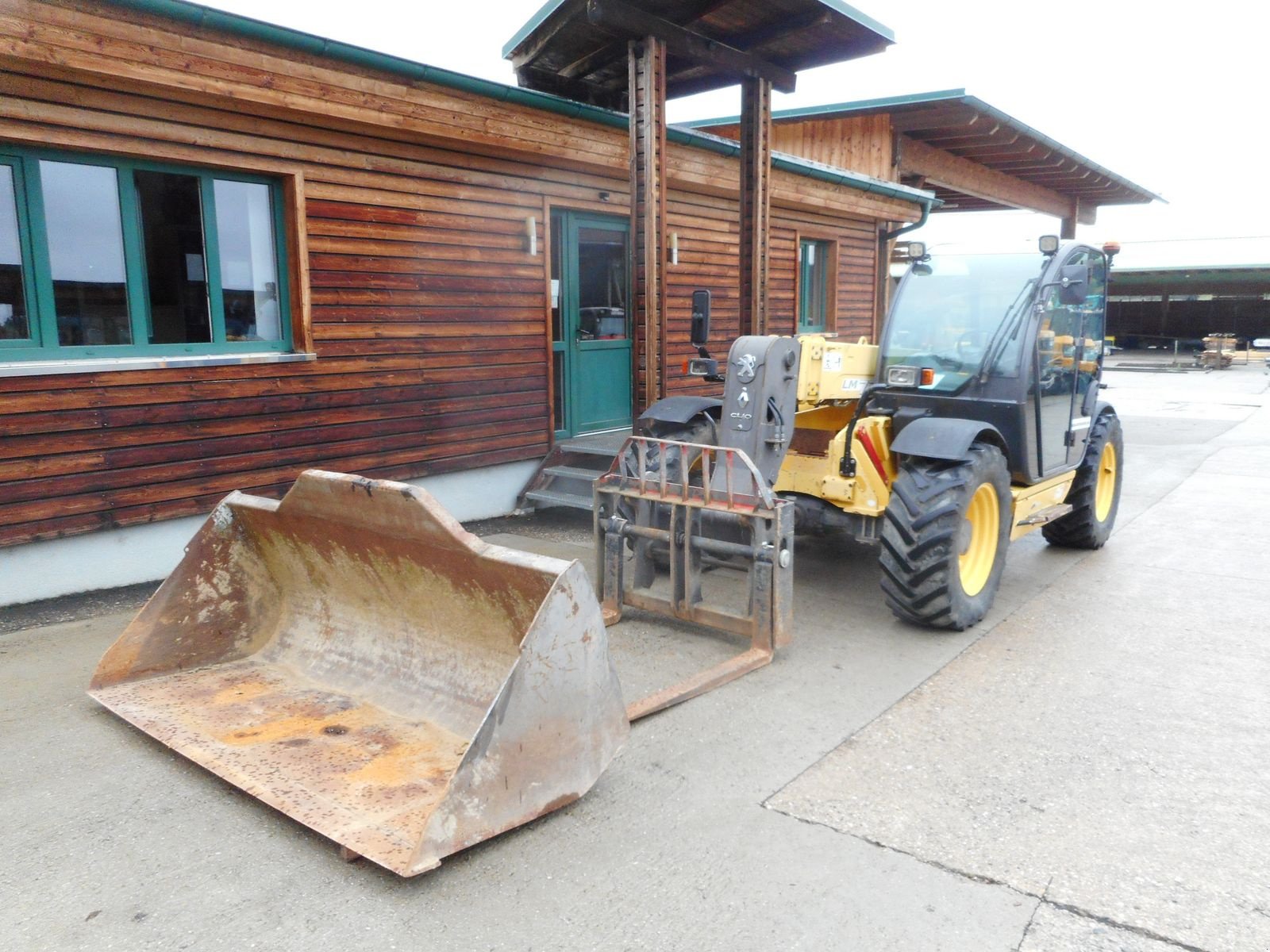 Teleskoplader of the type New Holland LM732 mit Schaufel und Gabel, Gebrauchtmaschine in St. Nikolai ob Draßling (Picture 2)
