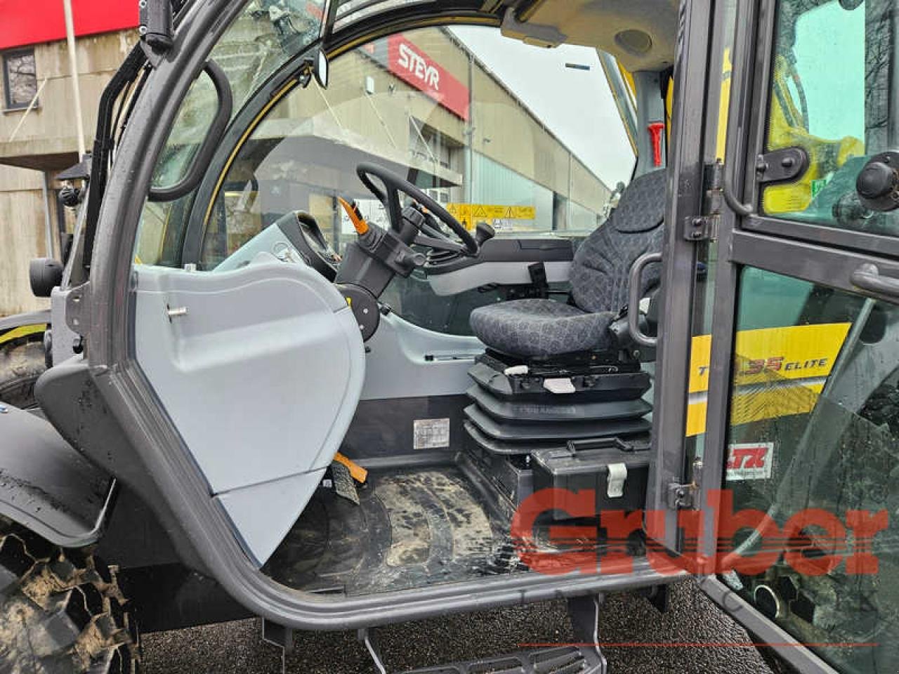 Teleskoplader des Typs New Holland TH 9.35 Elite, Gebrauchtmaschine in Ampfing (Bild 13)