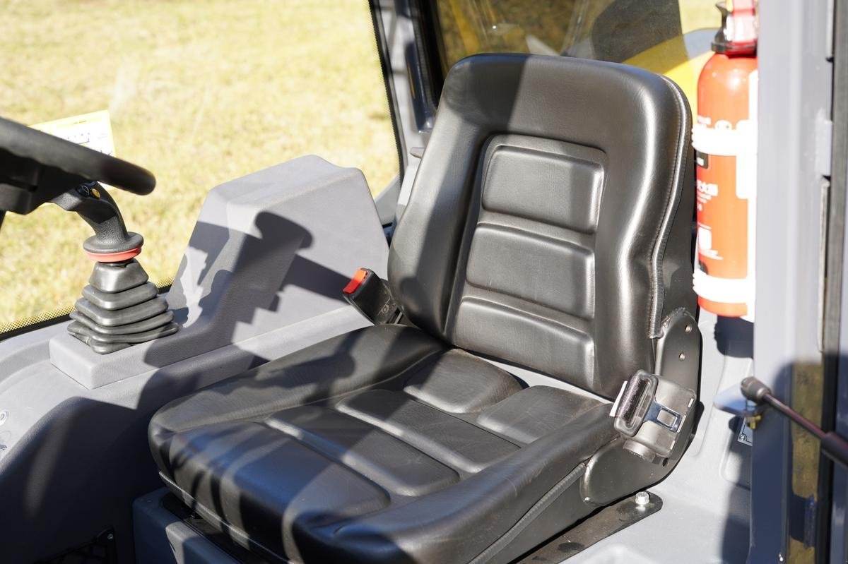 Teleskoplader des Typs schieder 4WD Teleskoplader/Hoflader1500T mit PERKINS-Motor, Neumaschine in mixnitz (Bild 12)