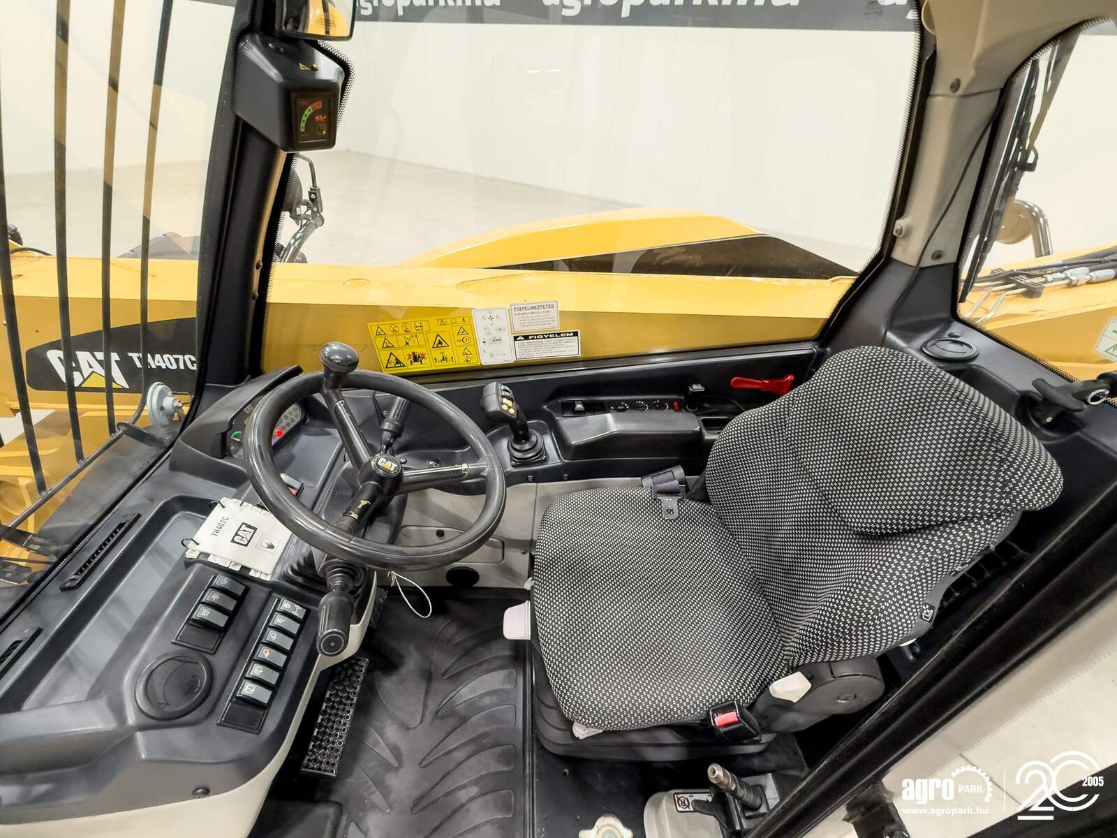 Teleskopstapler des Typs Caterpillar TH407C Agri 7,3 m, 3700 kg, air con, 150 liter pump, 126 hp CAT engine, Gebrauchtmaschine in Csengele (Bild 8)