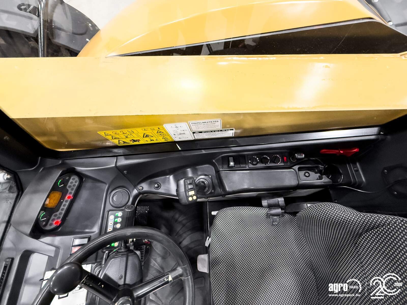 Teleskopstapler des Typs Caterpillar TH407C Agri 7,3 m, 3700 kg, air con, 150 liter pump, 126 hp CAT engine, Gebrauchtmaschine in Csengele (Bild 9)