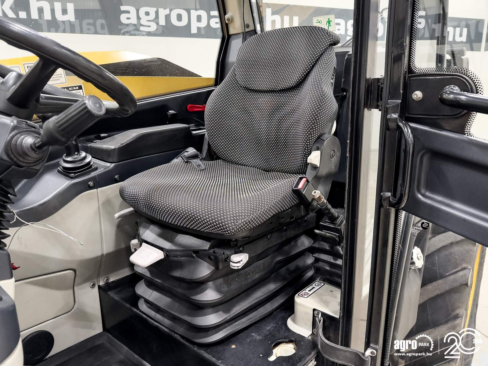Teleskopstapler des Typs Caterpillar TH407C Agri 7,3 m, 3700 kg, air con, 150 liter pump, 126 hp CAT engine, Gebrauchtmaschine in Csengele (Bild 11)