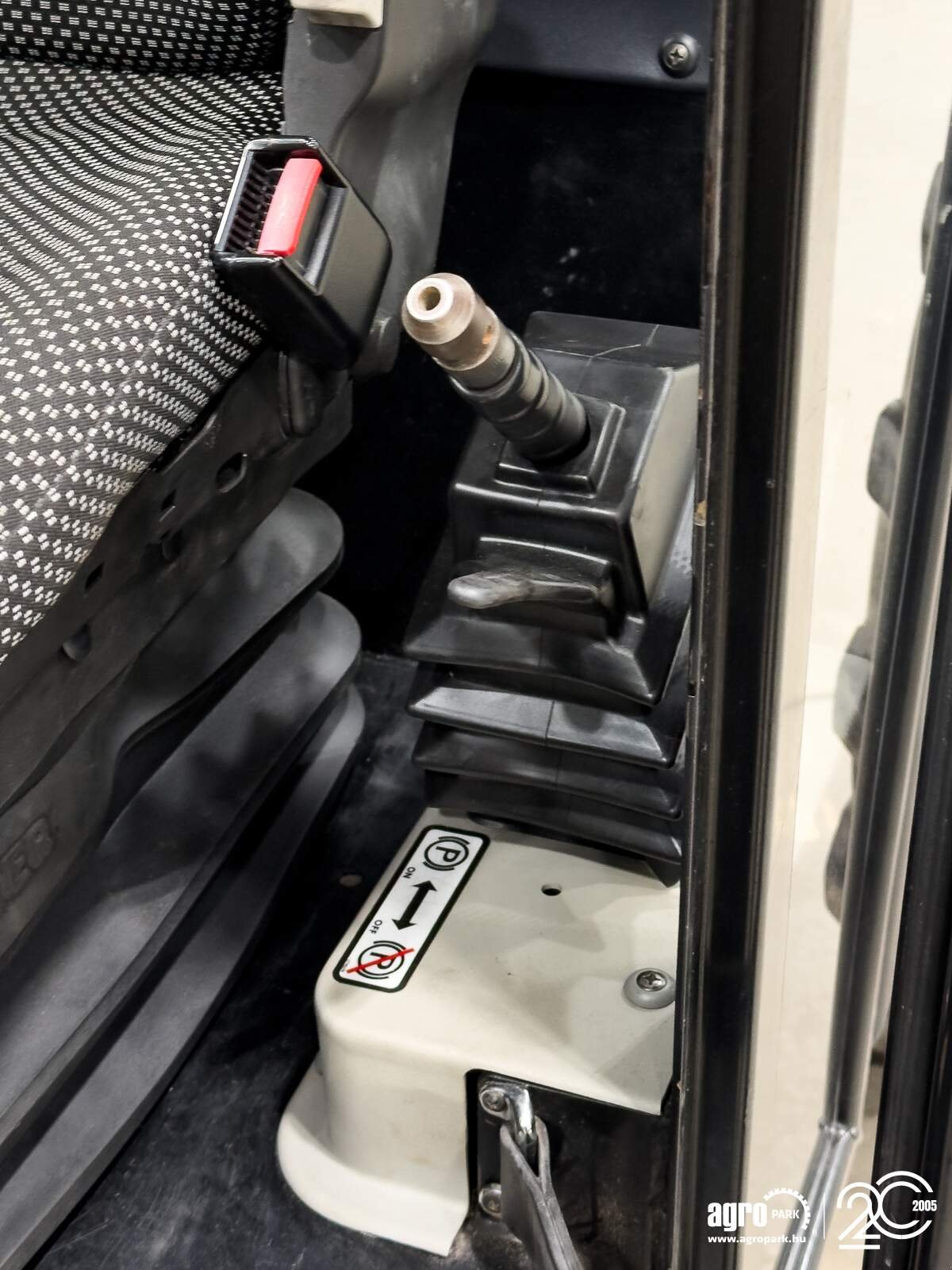 Teleskopstapler des Typs Caterpillar TH407C Agri 7,3 m, 3700 kg, air con, 150 liter pump, 126 hp CAT engine, Gebrauchtmaschine in Csengele (Bild 12)