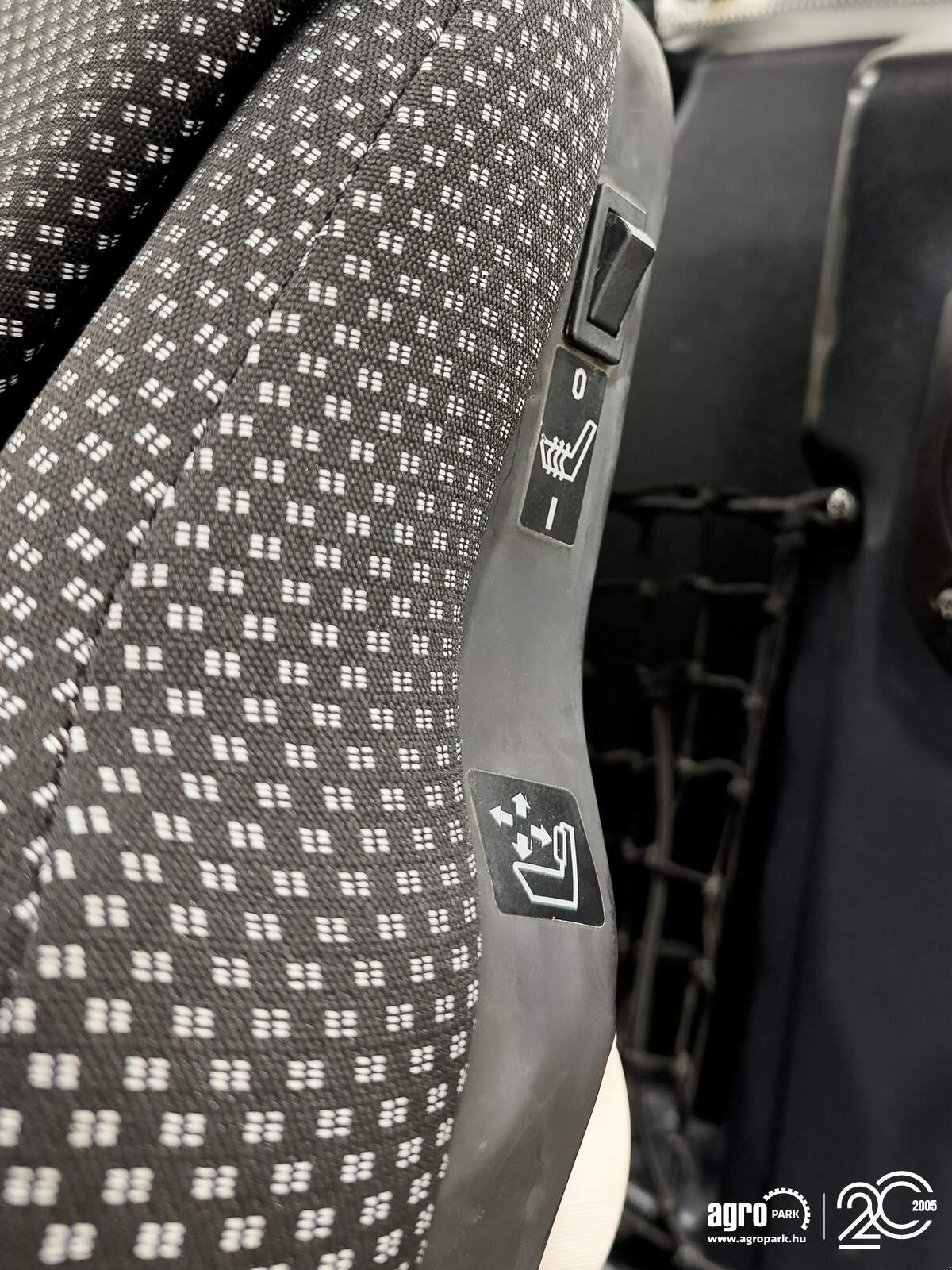 Teleskopstapler des Typs Caterpillar TH407C Agri 7,3 m, 3700 kg, air con, 150 liter pump, 126 hp CAT engine, Gebrauchtmaschine in Csengele (Bild 13)