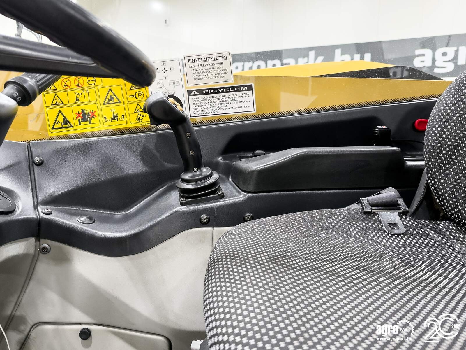 Teleskopstapler des Typs Caterpillar TH407C Agri 7,3 m, 3700 kg, air con, 150 liter pump, 126 hp CAT engine, Gebrauchtmaschine in Csengele (Bild 14)