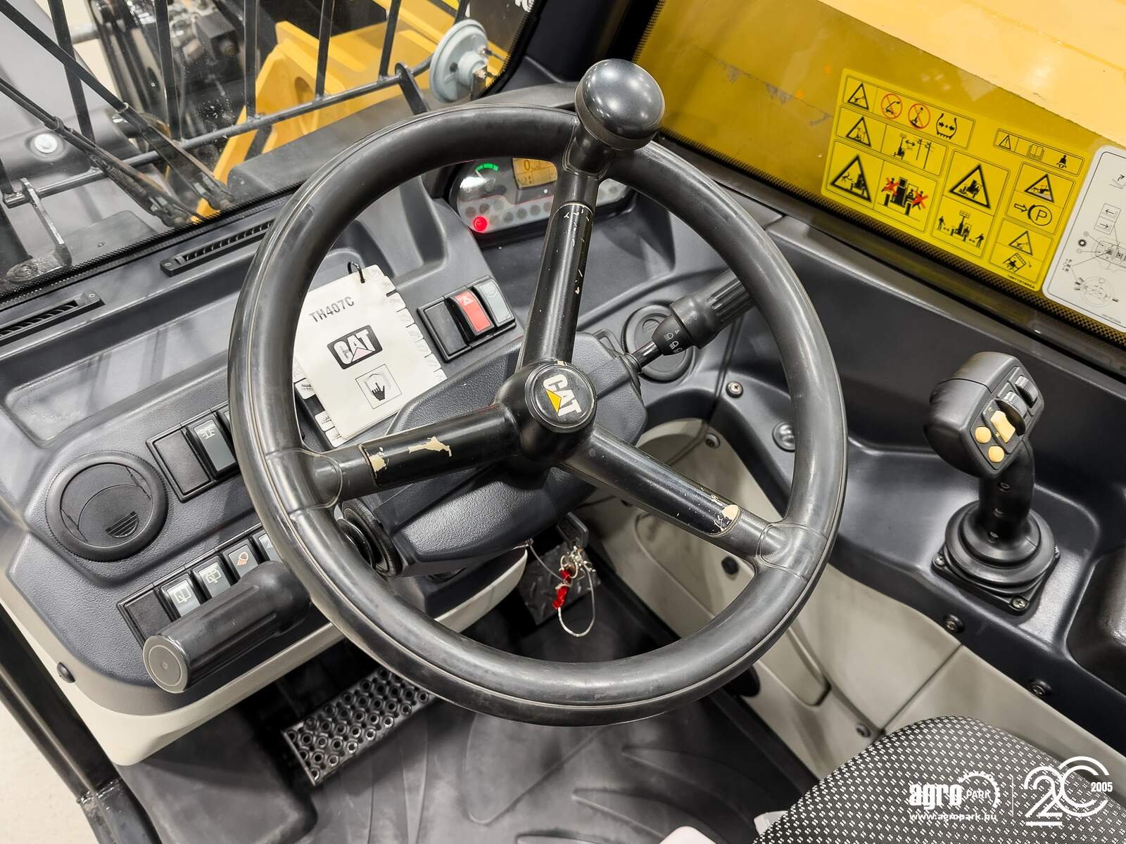 Teleskopstapler des Typs Caterpillar TH407C Agri 7,3 m, 3700 kg, air con, 150 liter pump, 126 hp CAT engine, Gebrauchtmaschine in Csengele (Bild 15)