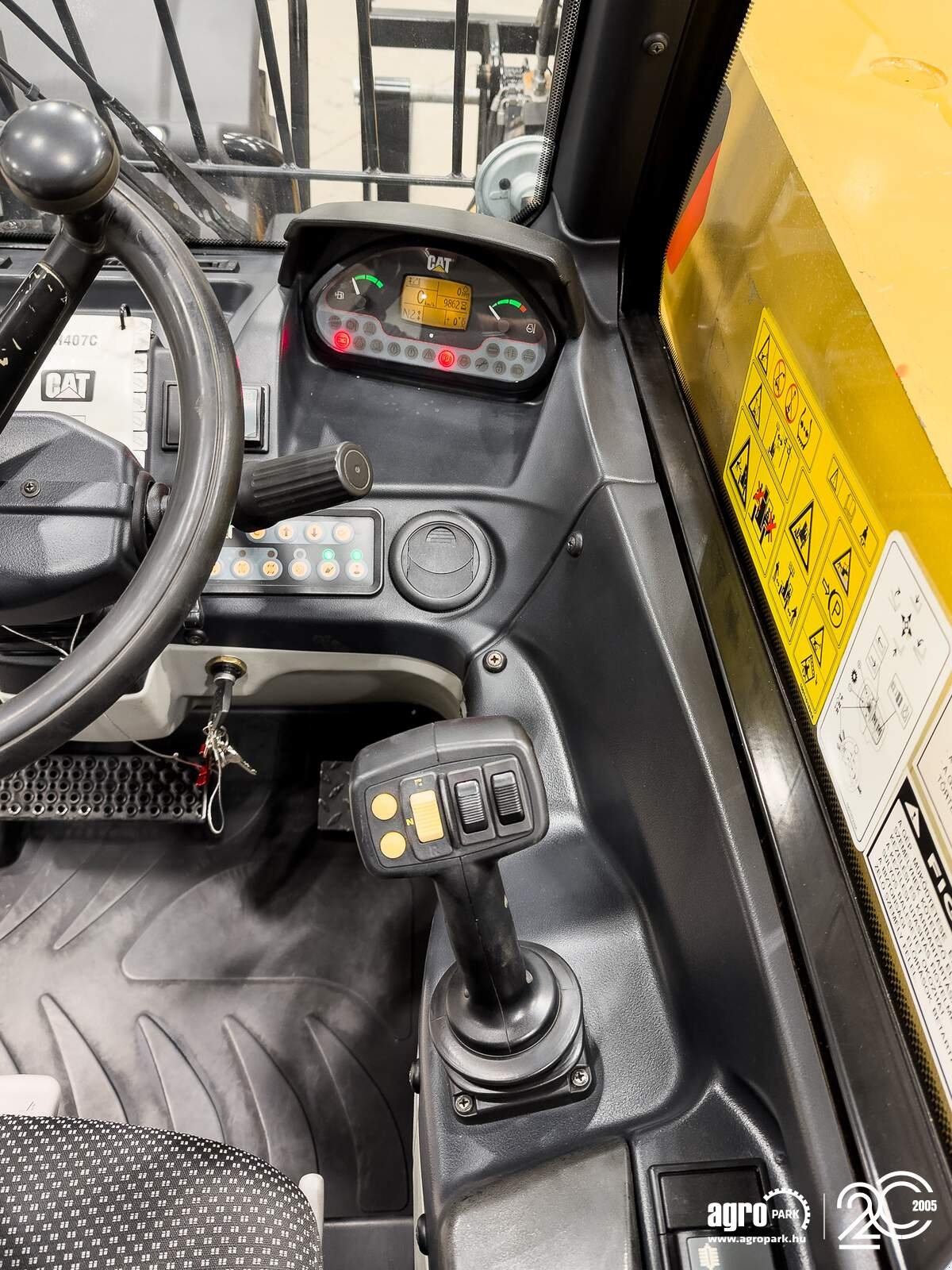 Teleskopstapler des Typs Caterpillar TH407C Agri 7,3 m, 3700 kg, air con, 150 liter pump, 126 hp CAT engine, Gebrauchtmaschine in Csengele (Bild 16)