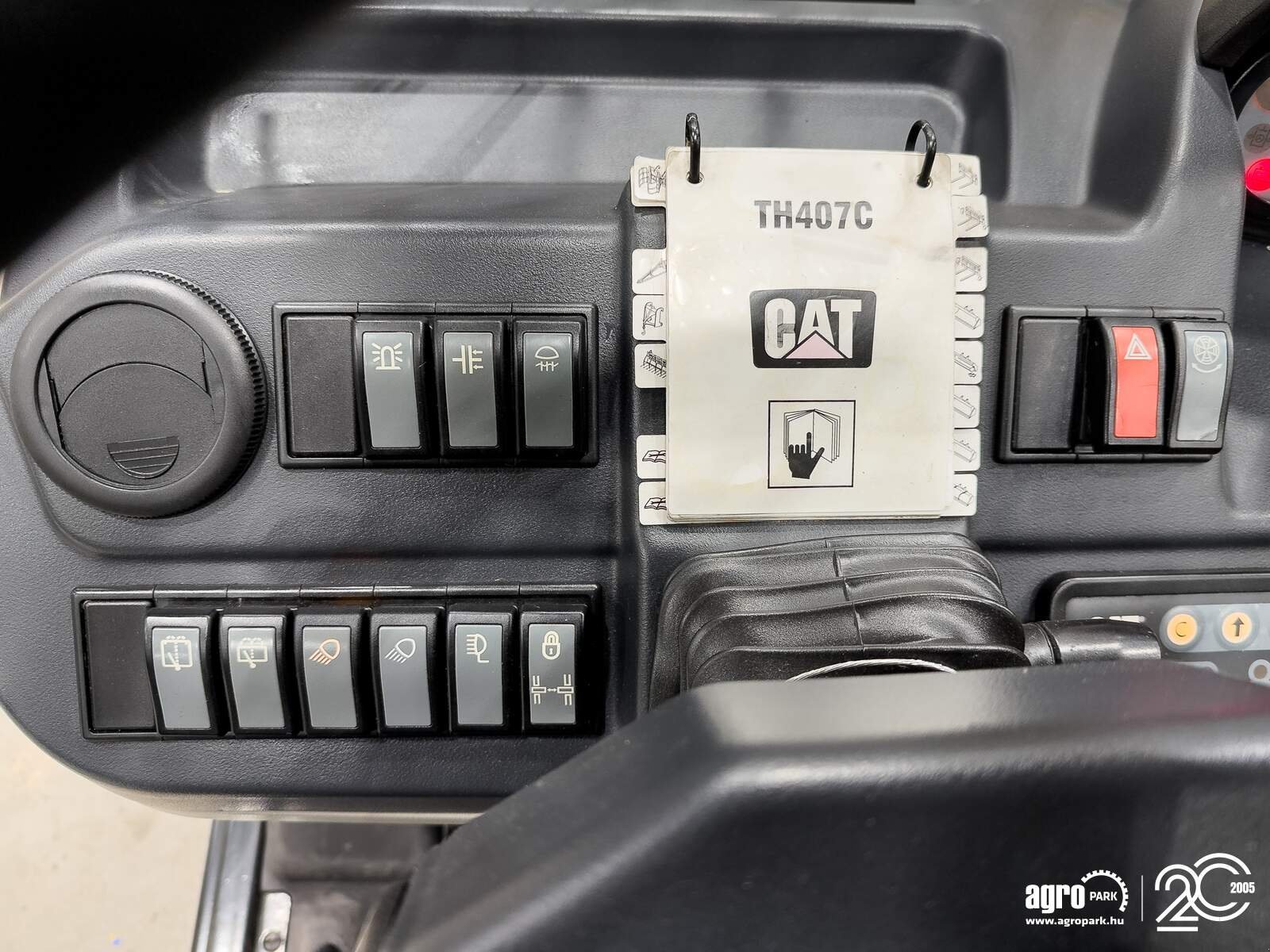 Teleskopstapler des Typs Caterpillar TH407C Agri 7,3 m, 3700 kg, air con, 150 liter pump, 126 hp CAT engine, Gebrauchtmaschine in Csengele (Bild 18)