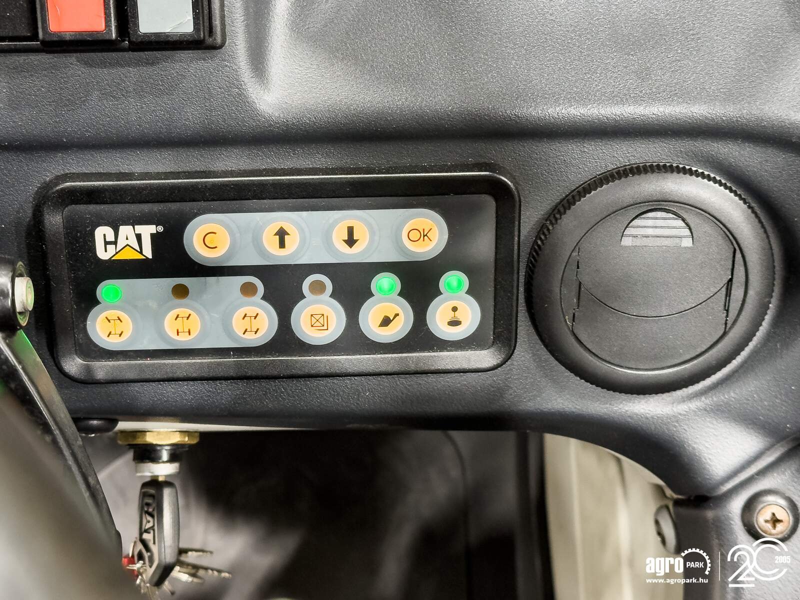 Teleskopstapler des Typs Caterpillar TH407C Agri 7,3 m, 3700 kg, air con, 150 liter pump, 126 hp CAT engine, Gebrauchtmaschine in Csengele (Bild 19)