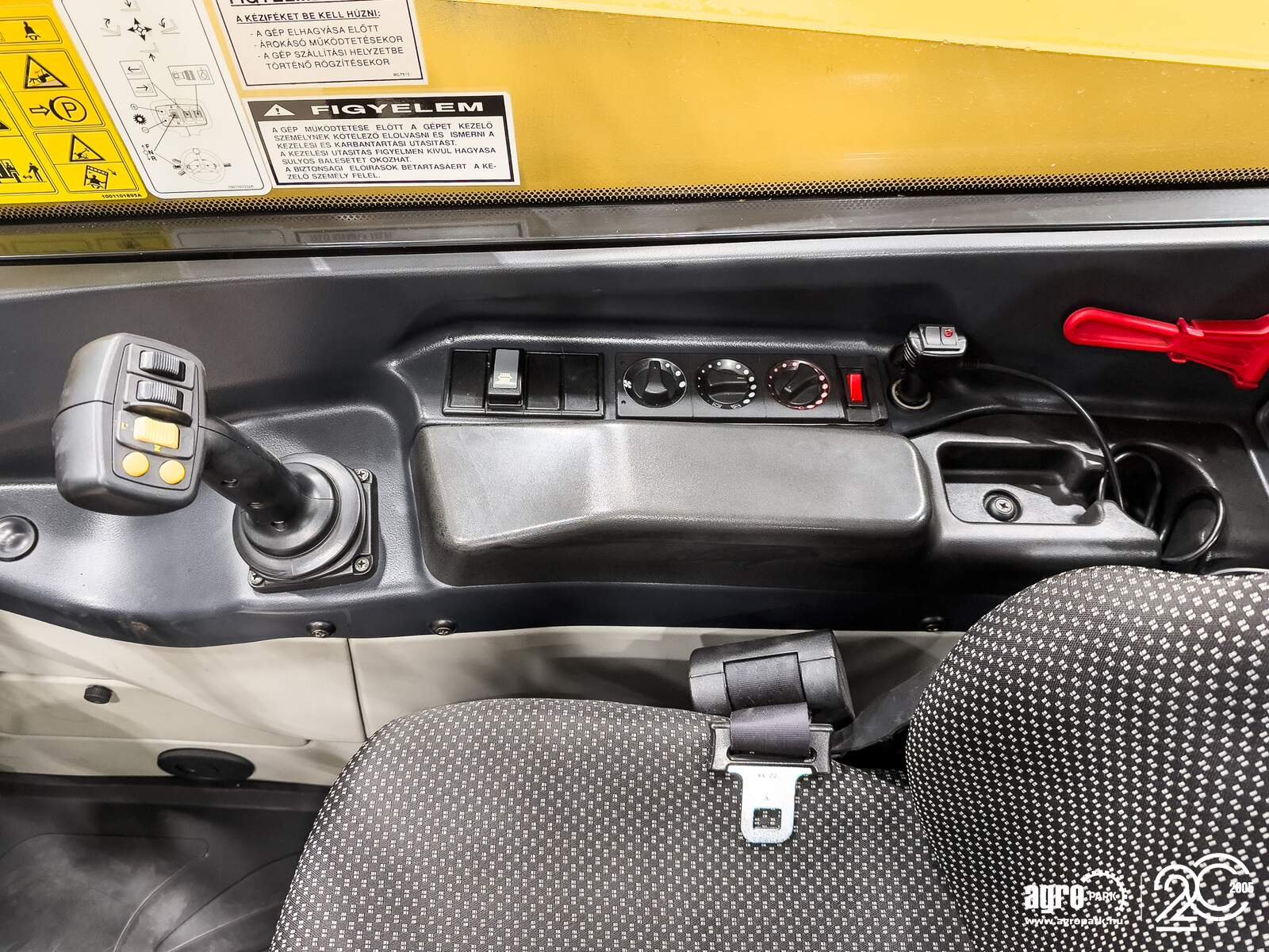 Teleskopstapler des Typs Caterpillar TH407C Agri 7,3 m, 3700 kg, air con, 150 liter pump, 126 hp CAT engine, Gebrauchtmaschine in Csengele (Bild 20)