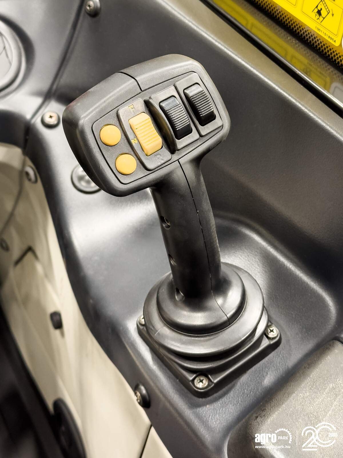 Teleskopstapler des Typs Caterpillar TH407C Agri 7,3 m, 3700 kg, air con, 150 liter pump, 126 hp CAT engine, Gebrauchtmaschine in Csengele (Bild 21)