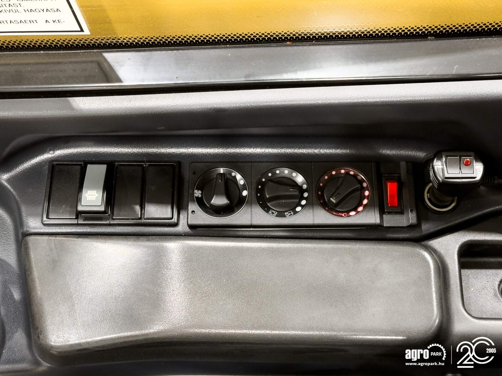 Teleskopstapler des Typs Caterpillar TH407C Agri 7,3 m, 3700 kg, air con, 150 liter pump, 126 hp CAT engine, Gebrauchtmaschine in Csengele (Bild 22)