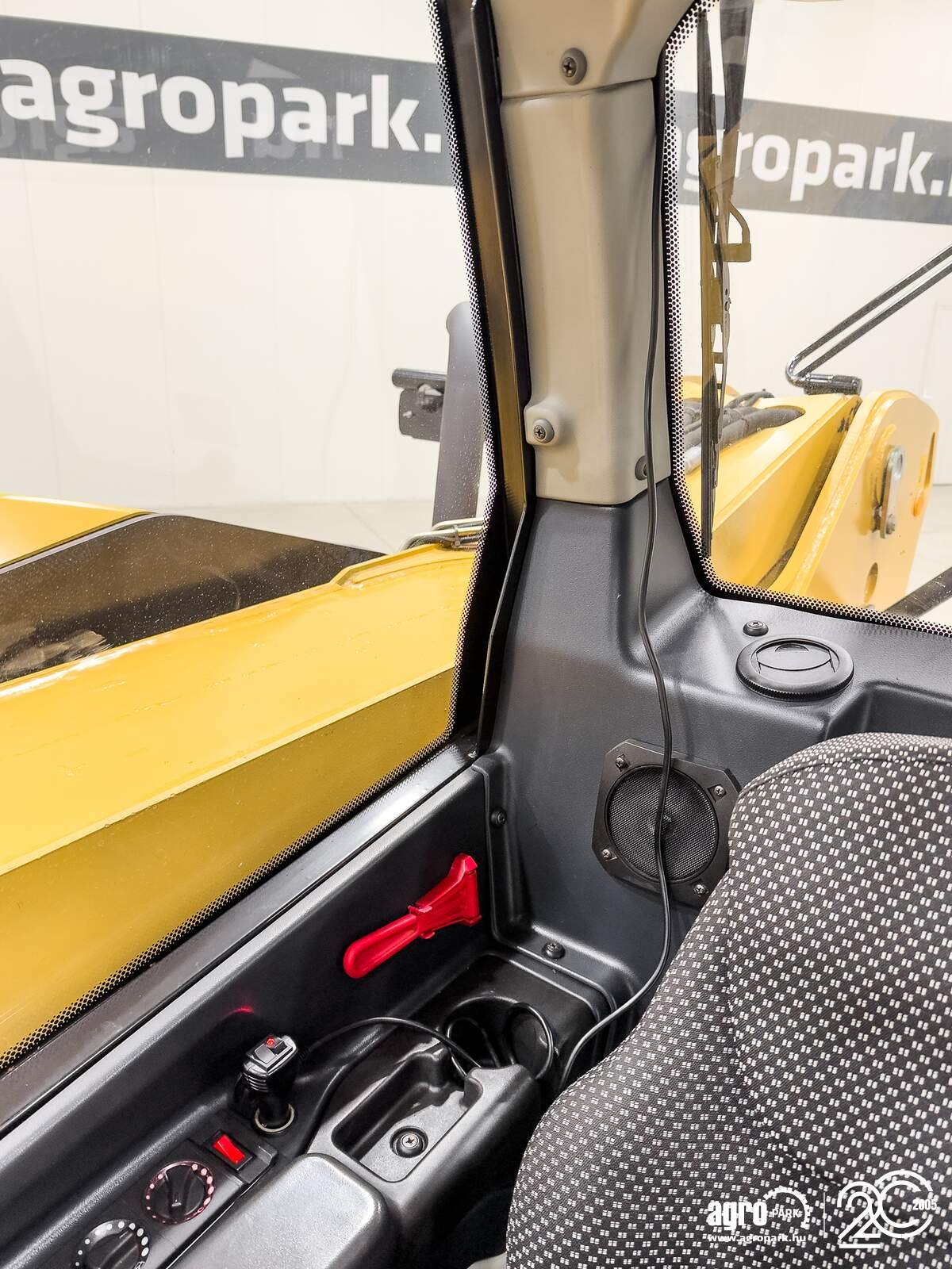 Teleskopstapler des Typs Caterpillar TH407C Agri 7,3 m, 3700 kg, air con, 150 liter pump, 126 hp CAT engine, Gebrauchtmaschine in Csengele (Bild 23)