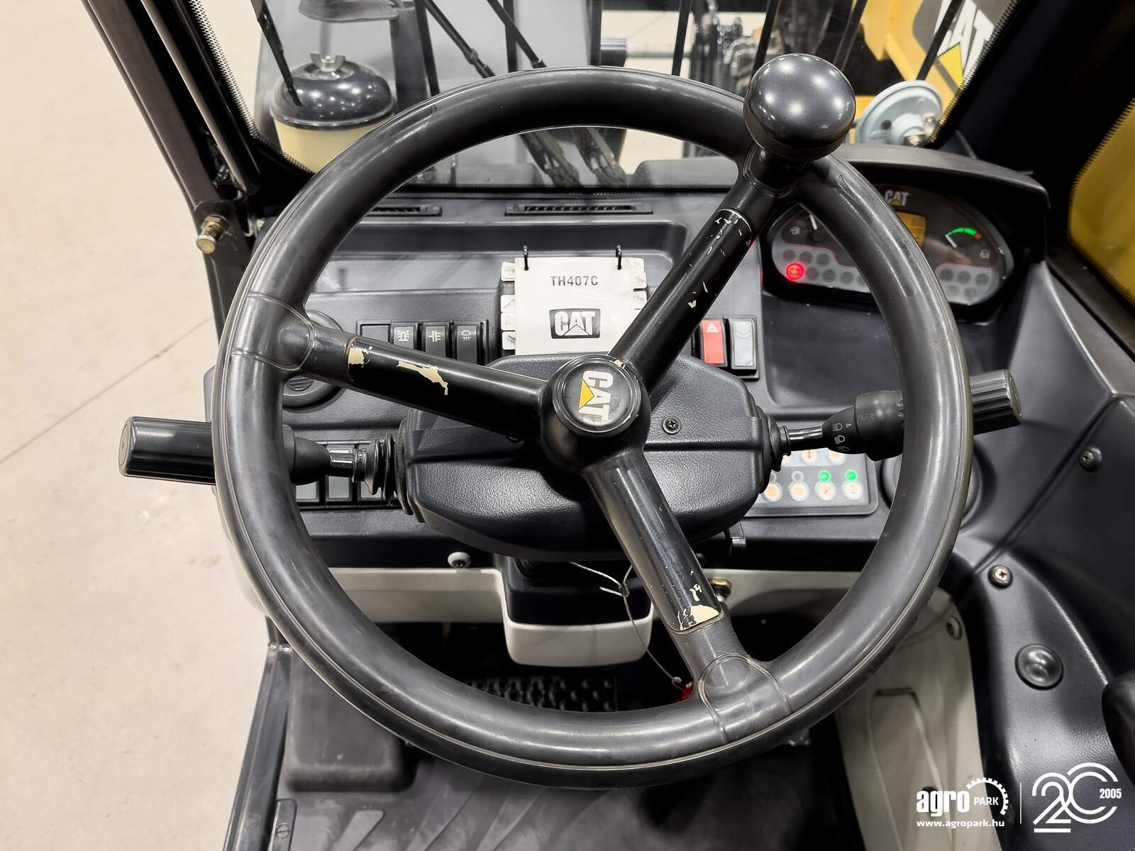 Teleskopstapler des Typs Caterpillar TH407C Agri 7,3 m, 3700 kg, air con, 150 liter pump, 126 hp CAT engine, Gebrauchtmaschine in Csengele (Bild 25)