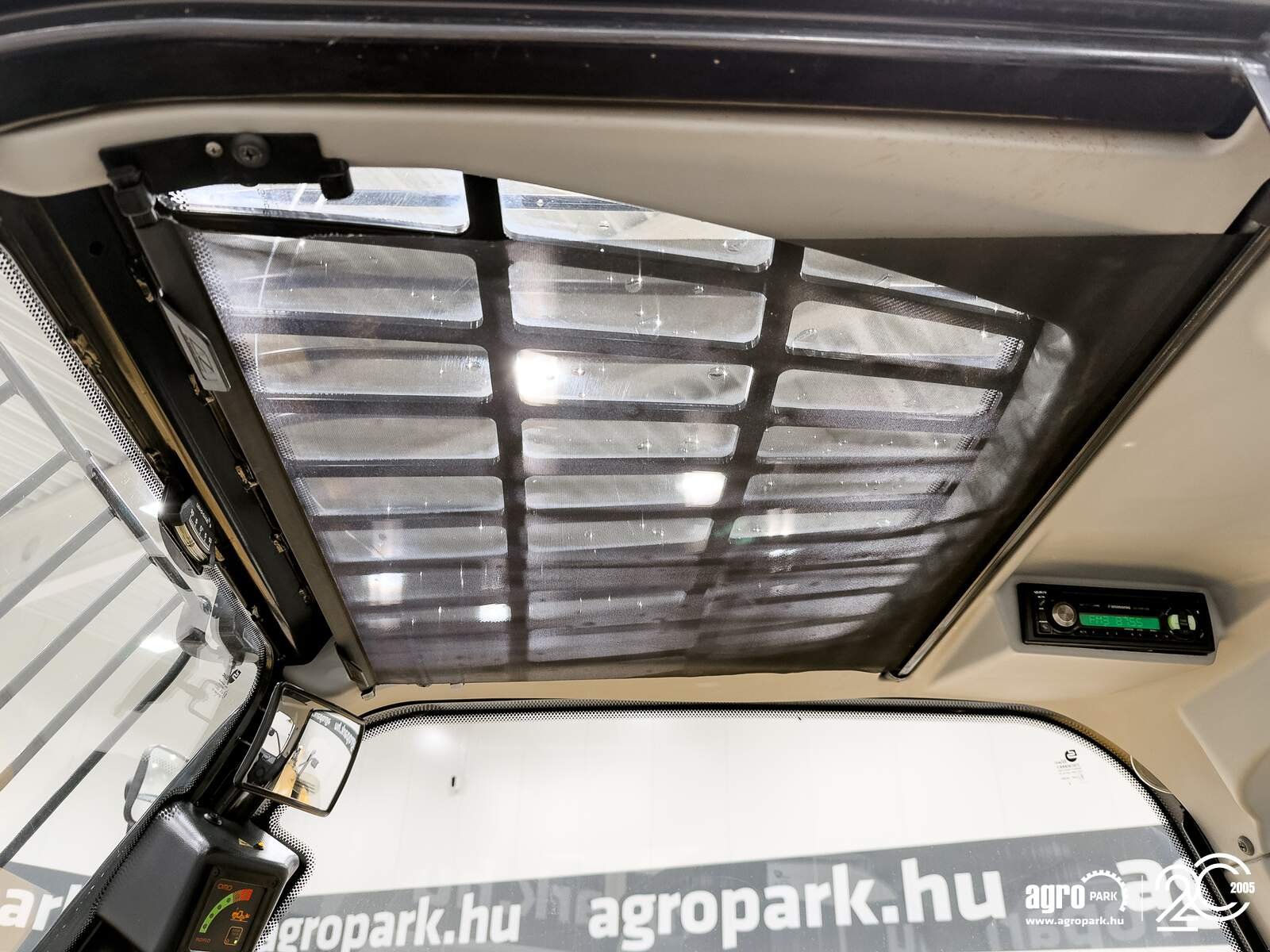 Teleskopstapler des Typs Caterpillar TH407C Agri 7,3 m, 3700 kg, air con, 150 liter pump, 126 hp CAT engine, Gebrauchtmaschine in Csengele (Bild 29)