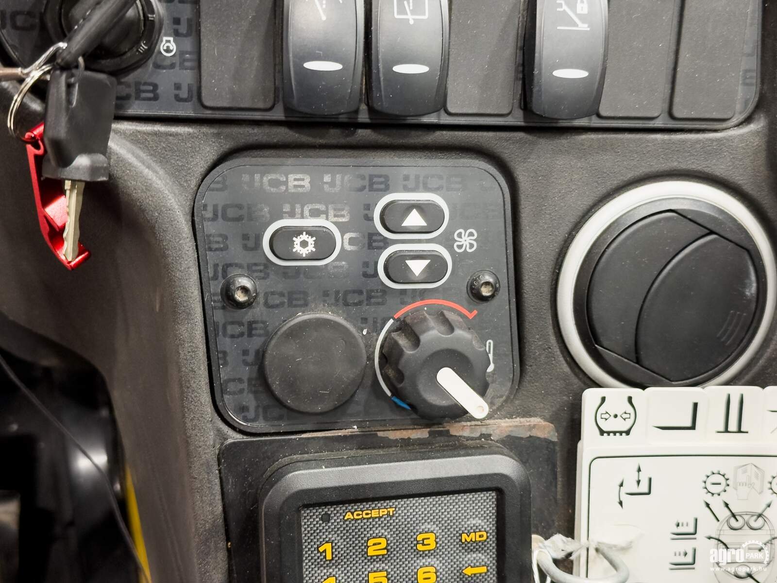 Teleskopstapler of the type JCB 540-170 Sway telehandler, Joystick, air con, hydraulic shifting of the pallet forks, Gebrauchtmaschine in Csengele (Picture 23)