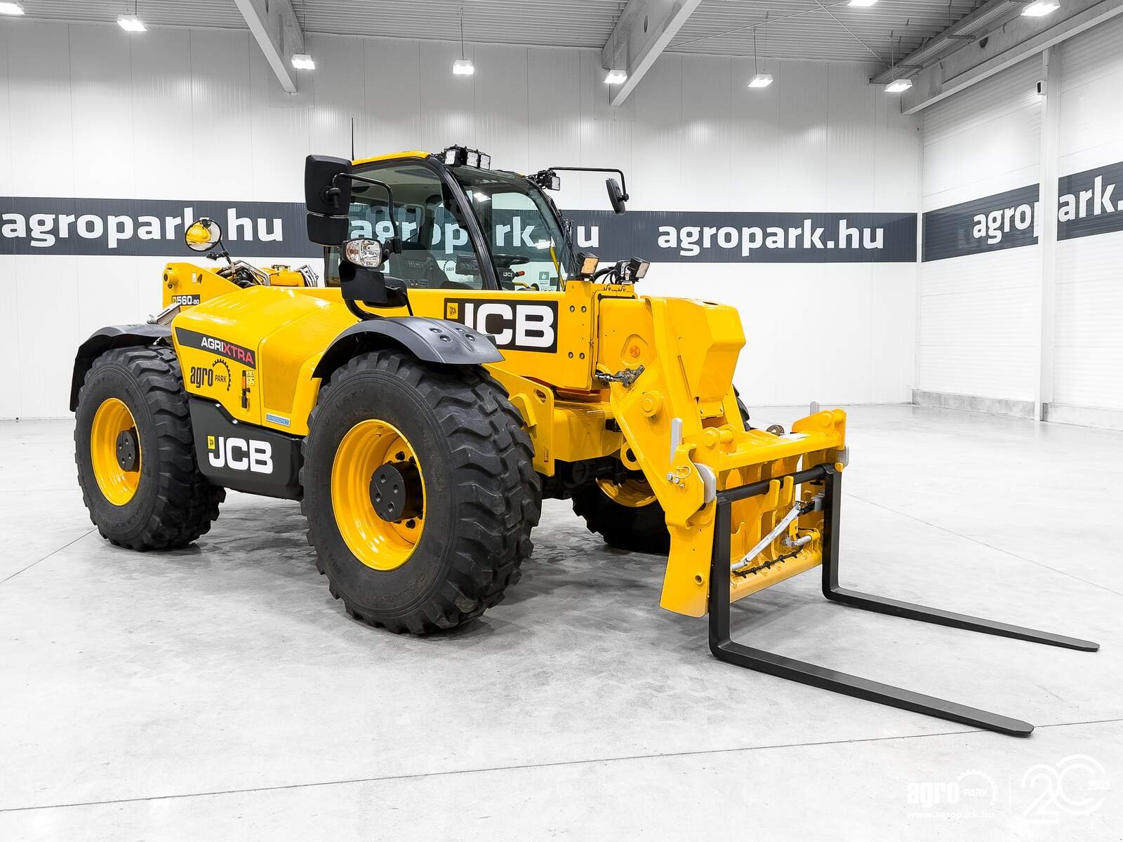 Teleskopstapler van het type JCB 560-80 Agri Xtra 7,9 m lifting height, 6000 kg load capacity, DualTech VT, 40 km/h, air conditioner, SRS, pallet forks, central greasing, Gebrauchtmaschine in Csengele (Foto 2)