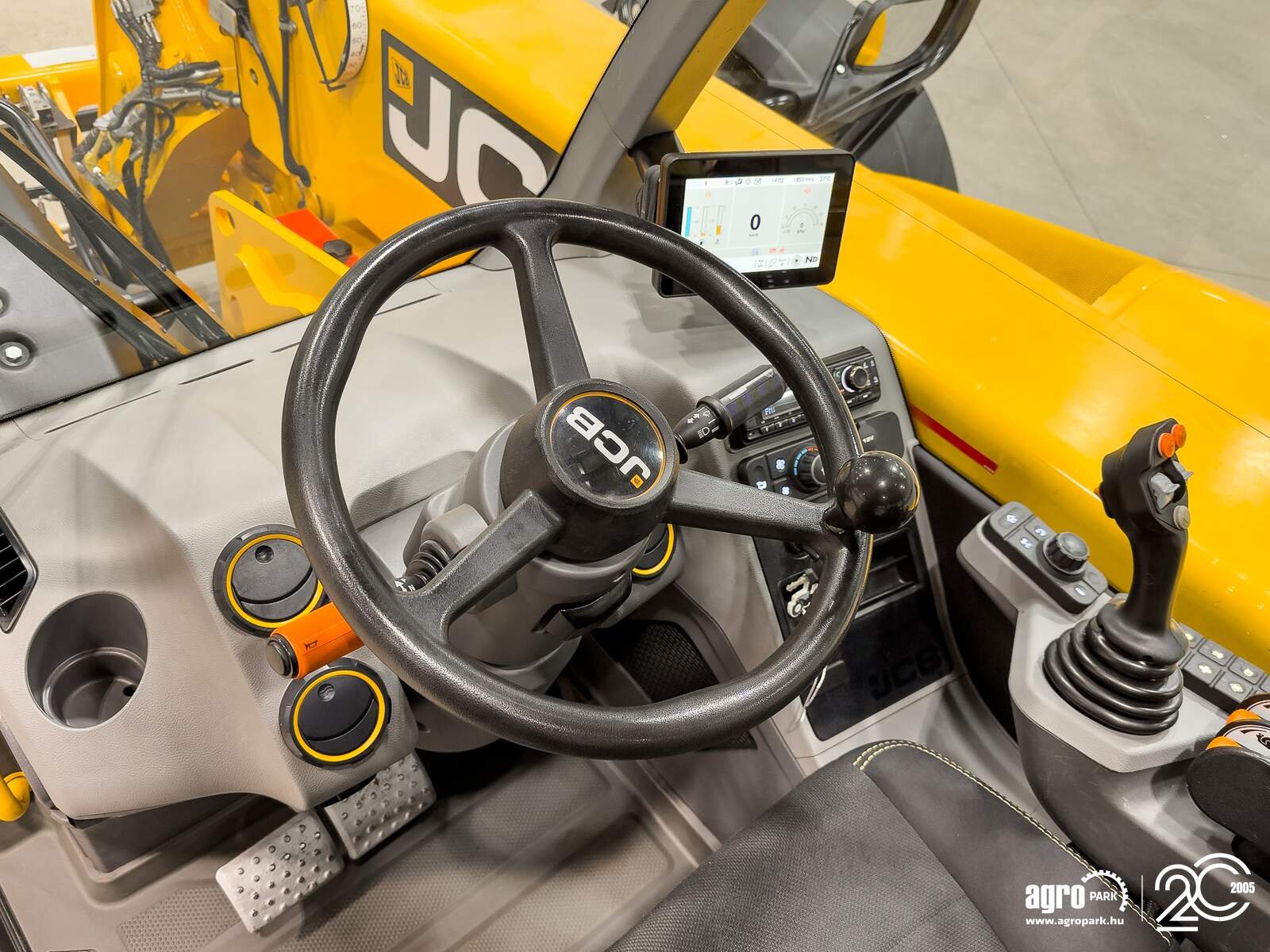 Teleskopstapler van het type JCB 560-80 Agri Xtra 7,9 m lifting height, 6000 kg load capacity, DualTech VT, 40 km/h, air conditioner, SRS, pallet forks, central greasing, Gebrauchtmaschine in Csengele (Foto 15)