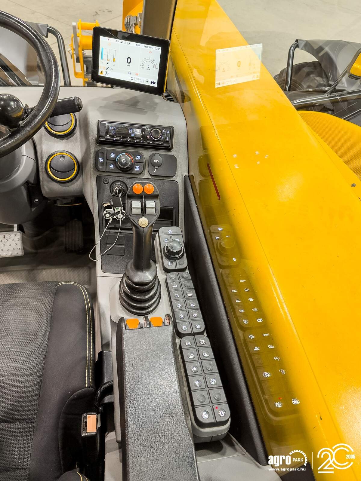 Teleskopstapler van het type JCB 560-80 Agri Xtra 7,9 m lifting height, 6000 kg load capacity, DualTech VT, 40 km/h, air conditioner, SRS, pallet forks, central greasing, Gebrauchtmaschine in Csengele (Foto 17)