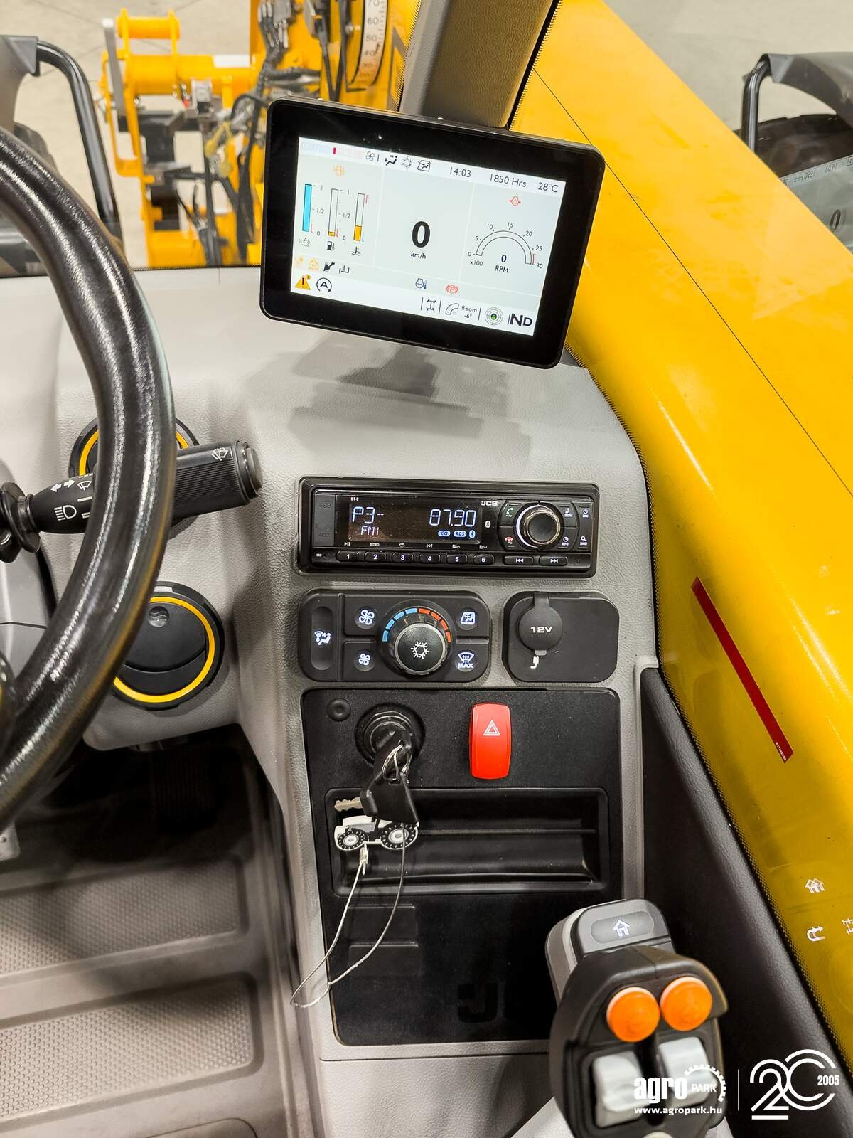 Teleskopstapler van het type JCB 560-80 Agri Xtra 7,9 m lifting height, 6000 kg load capacity, DualTech VT, 40 km/h, air conditioner, SRS, pallet forks, central greasing, Gebrauchtmaschine in Csengele (Foto 18)