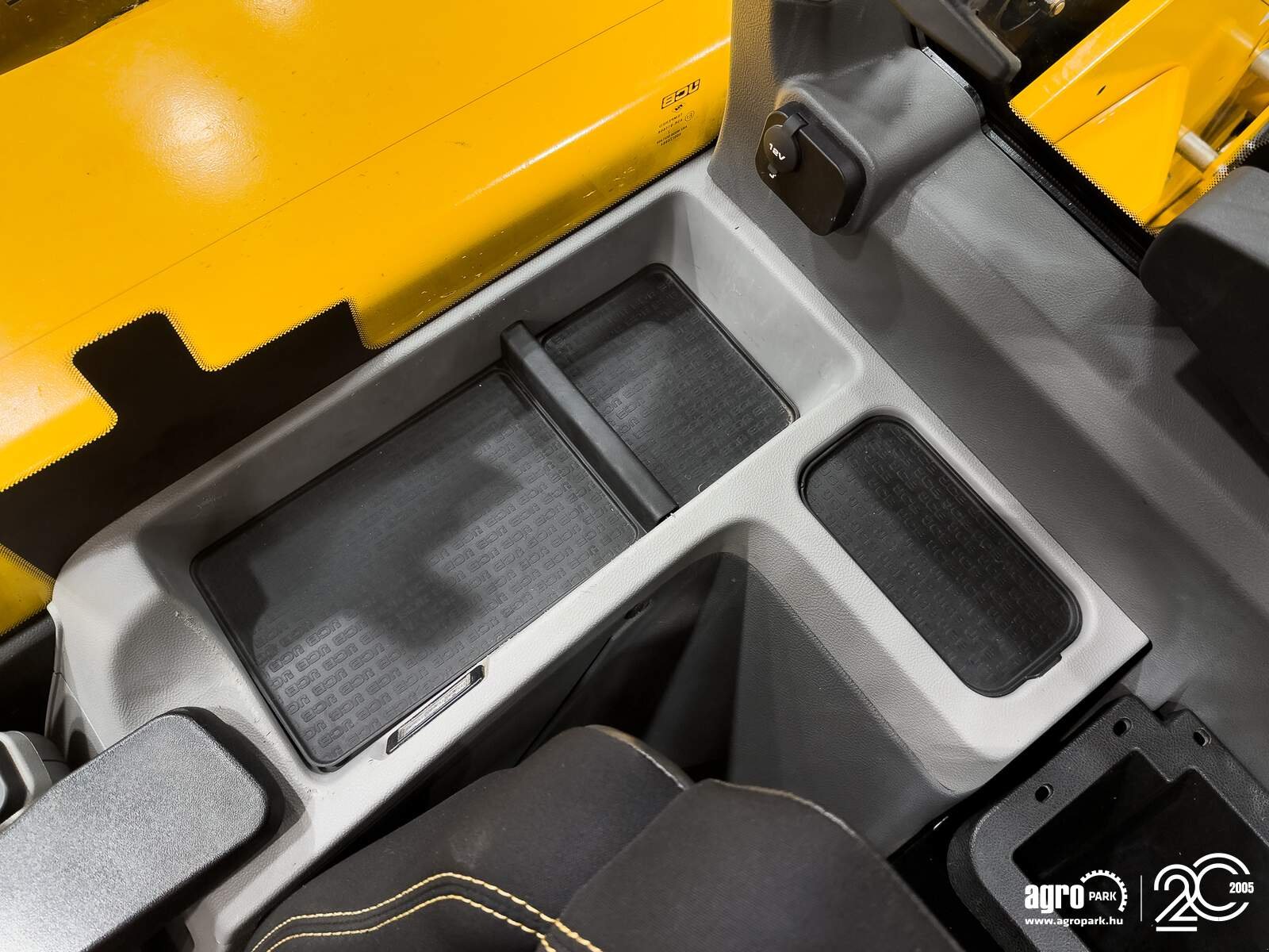 Teleskopstapler van het type JCB 560-80 Agri Xtra 7,9 m lifting height, 6000 kg load capacity, DualTech VT, 40 km/h, air conditioner, SRS, pallet forks, central greasing, Gebrauchtmaschine in Csengele (Foto 25)