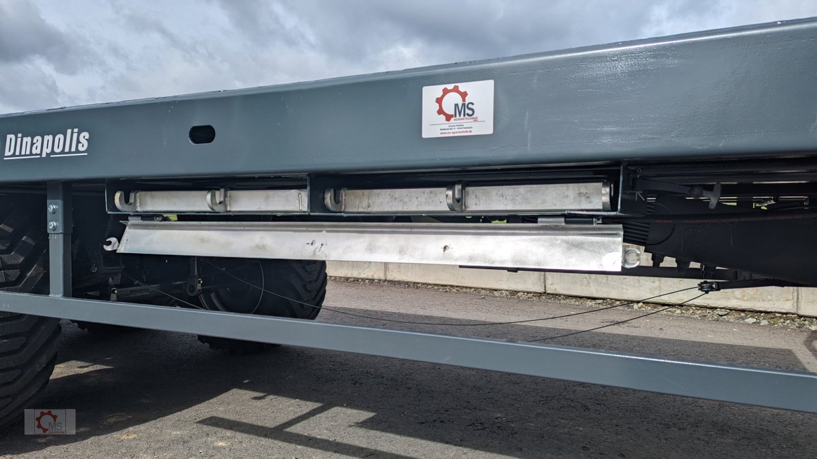 Tieflader des Typs Dinapolis 7,5m Ballenwagen Hydraulisch absenkbare Rampe Druckluft LED, Neumaschine in Tiefenbach (Bild 15)