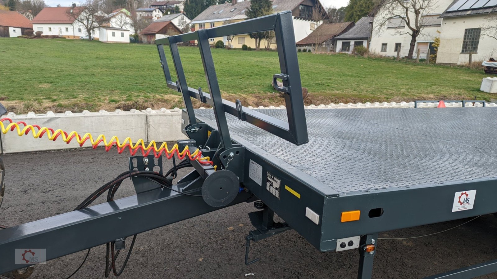 Tieflader of the type Dinapolis 7,5m Ballenwagen Hydraulisch absenkbare Rampe Druckluft LED, Neumaschine in Tiefenbach (Picture 9)