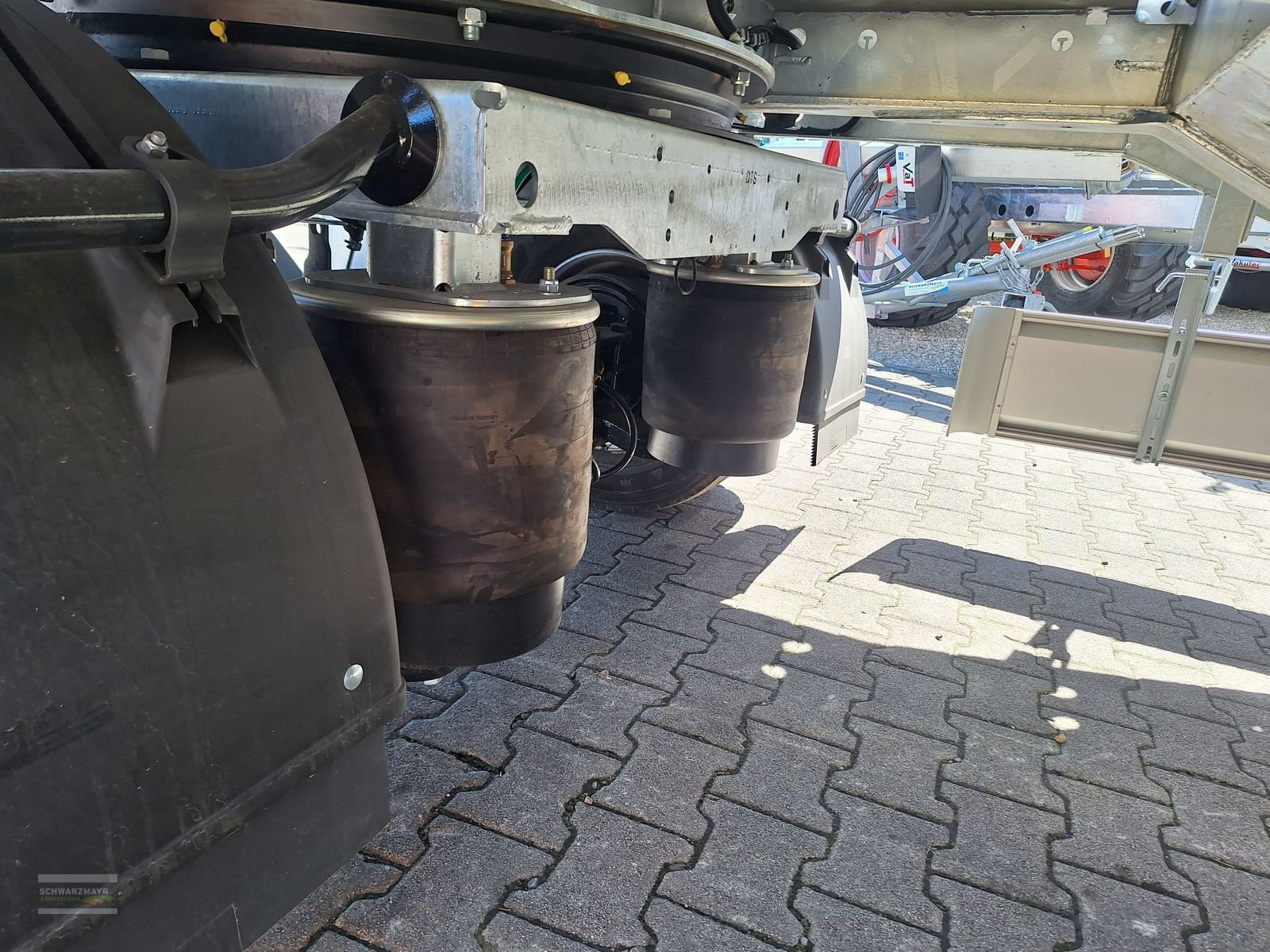 Tieflader des Typs Fliegl 3-Achs Tieflader, Neumaschine in Gampern (Bild 25)