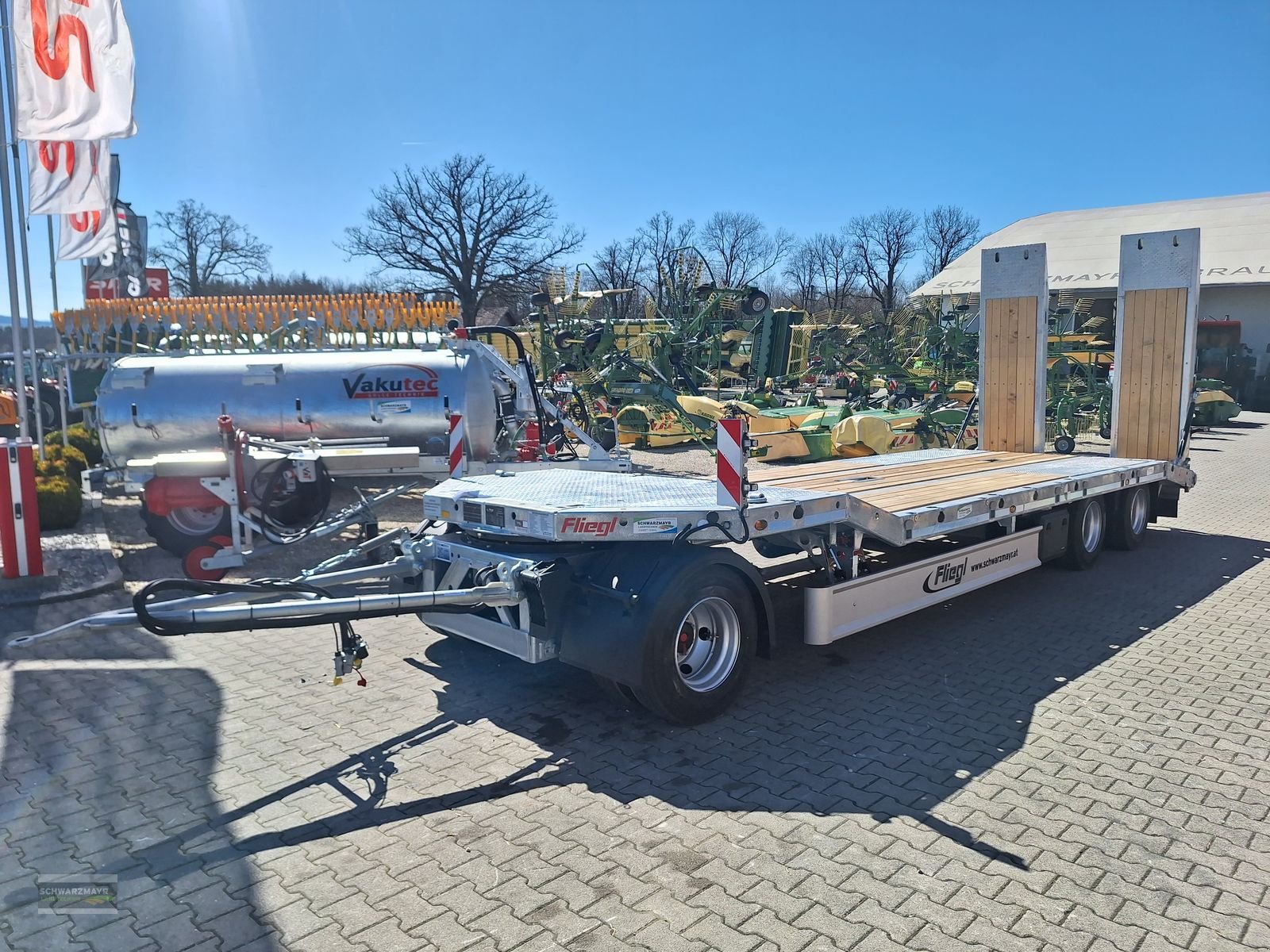 Tieflader des Typs Fliegl 3-Achs Tieflader, Neumaschine in Gampern (Bild 1)