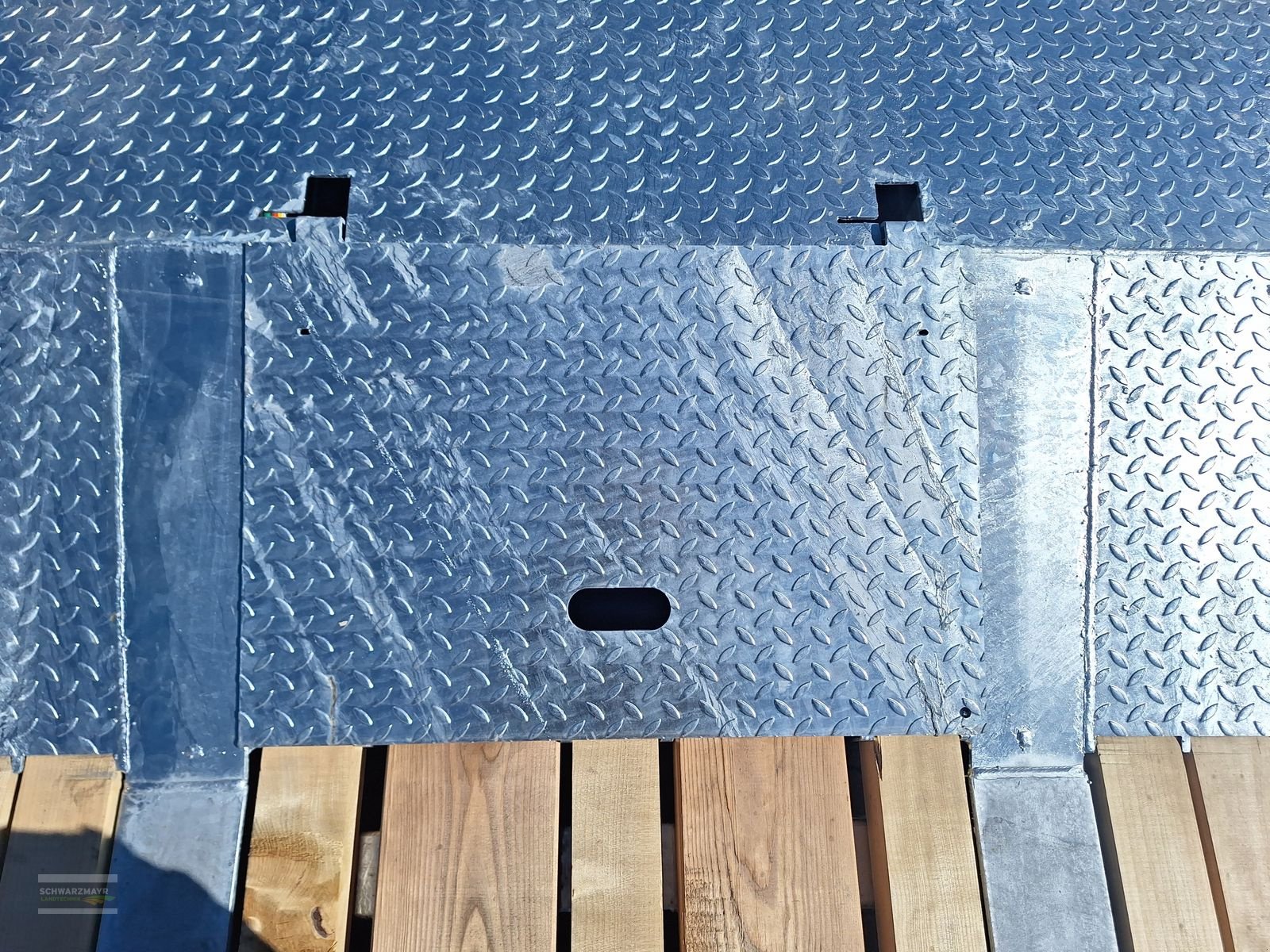 Tieflader des Typs Fliegl 3-Achs Tieflader, Neumaschine in Gampern (Bild 28)