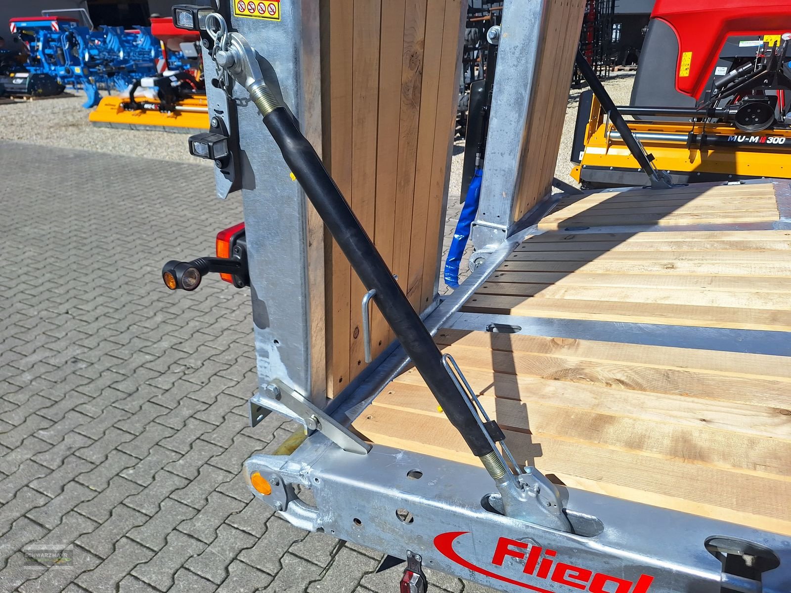 Tieflader des Typs Fliegl 3-Achs Tieflader, Neumaschine in Gampern (Bild 15)
