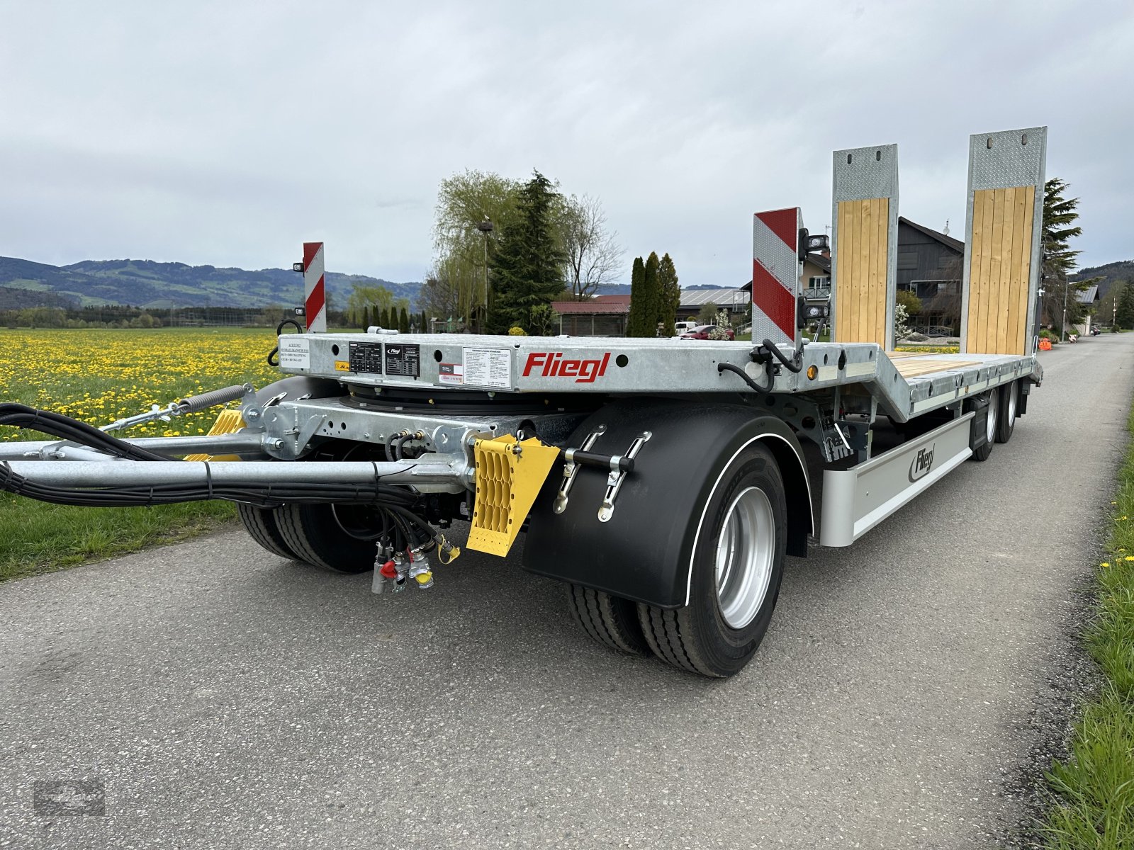 Tieflader des Typs Fliegl DTS-S 300 80 km/h LKW Tieflader mit Hyd. Rampen, Neumaschine in Rankweil (Bild 3)