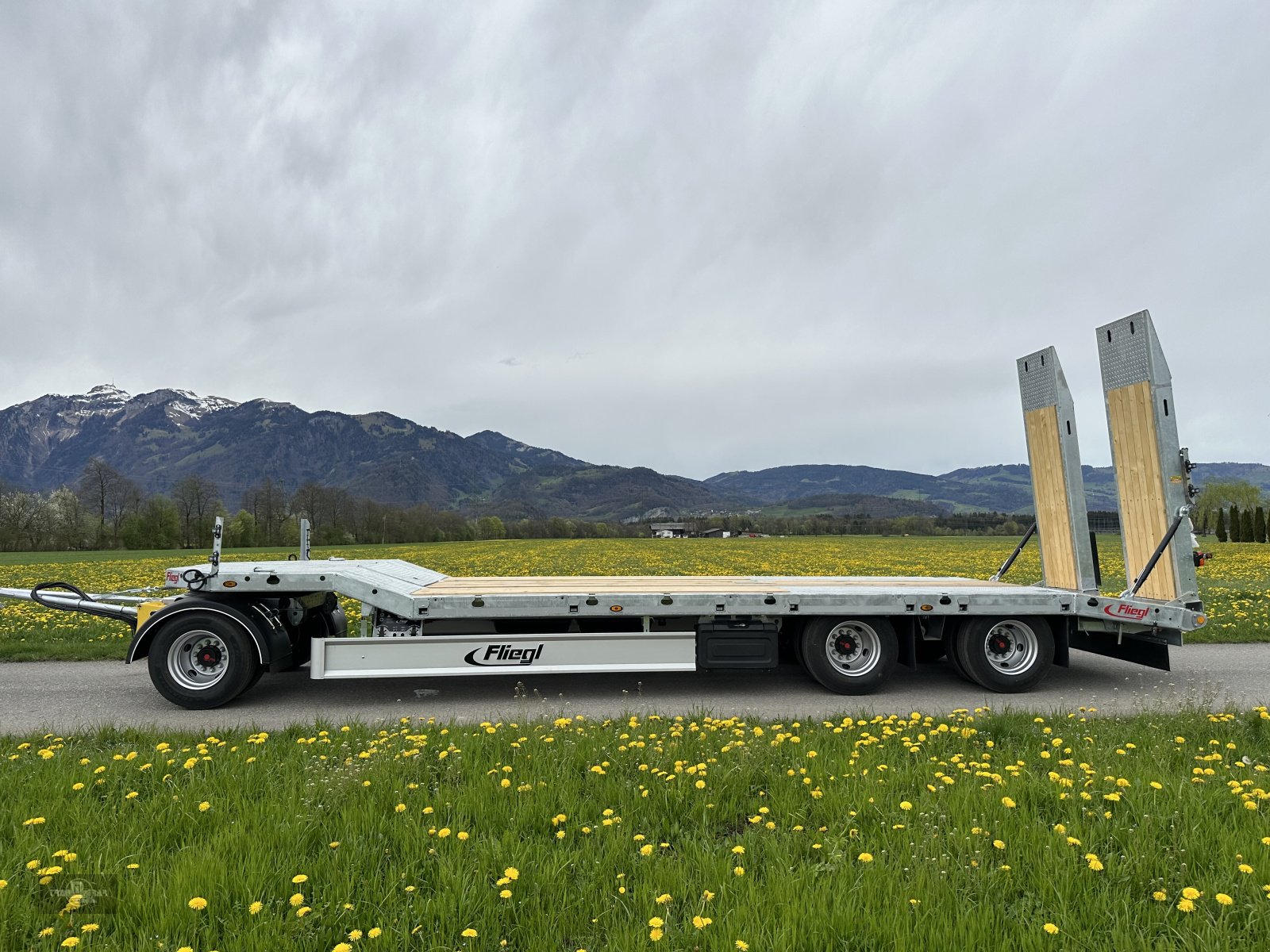 Tieflader des Typs Fliegl DTS-S 300 80 km/h LKW Tieflader mit Hyd. Rampen, Neumaschine in Rankweil (Bild 2)