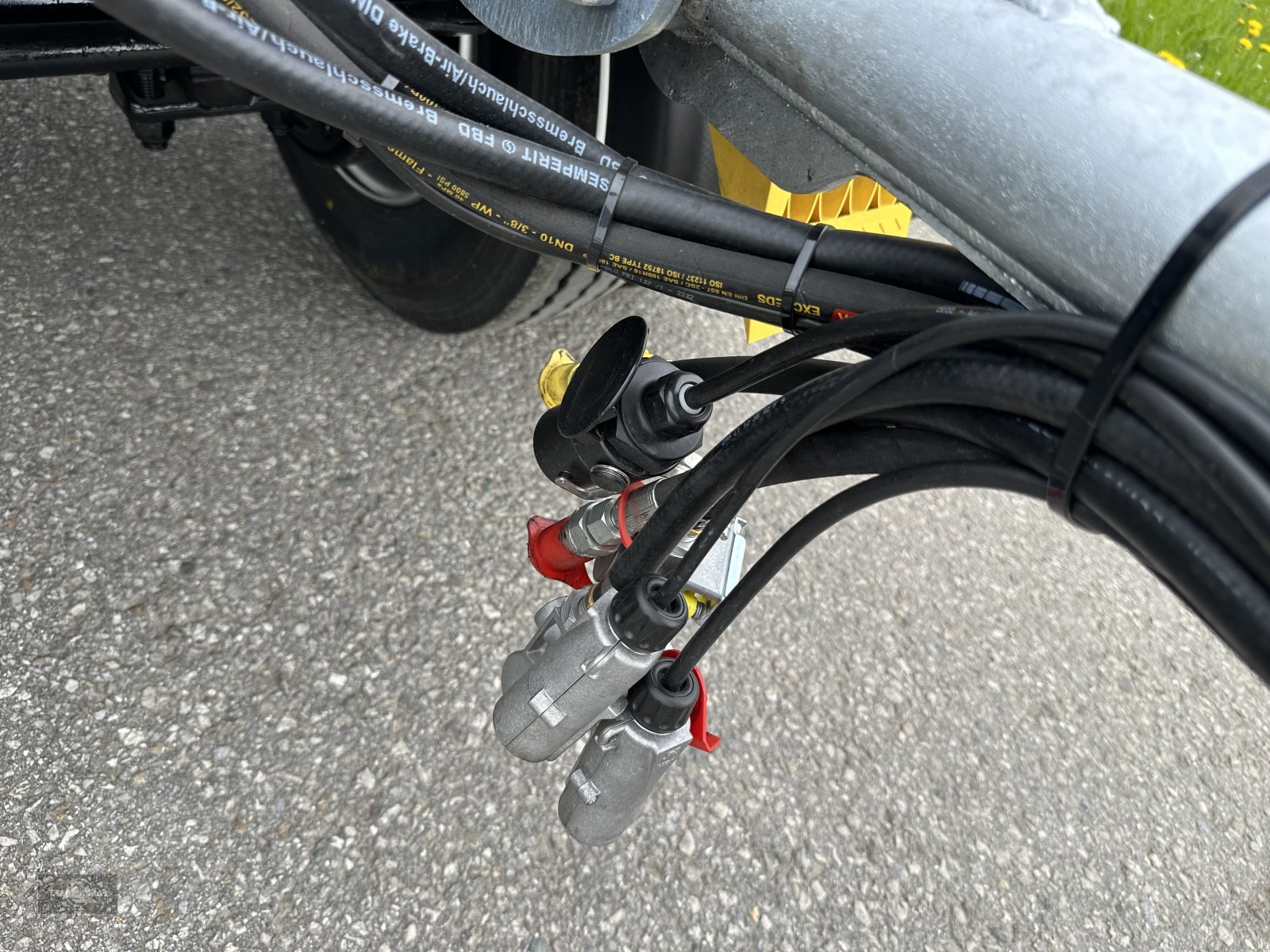 Tieflader des Typs Fliegl DTS-S 300 80 km/h LKW Tieflader mit Hyd. Rampen, Neumaschine in Rankweil (Bild 4)