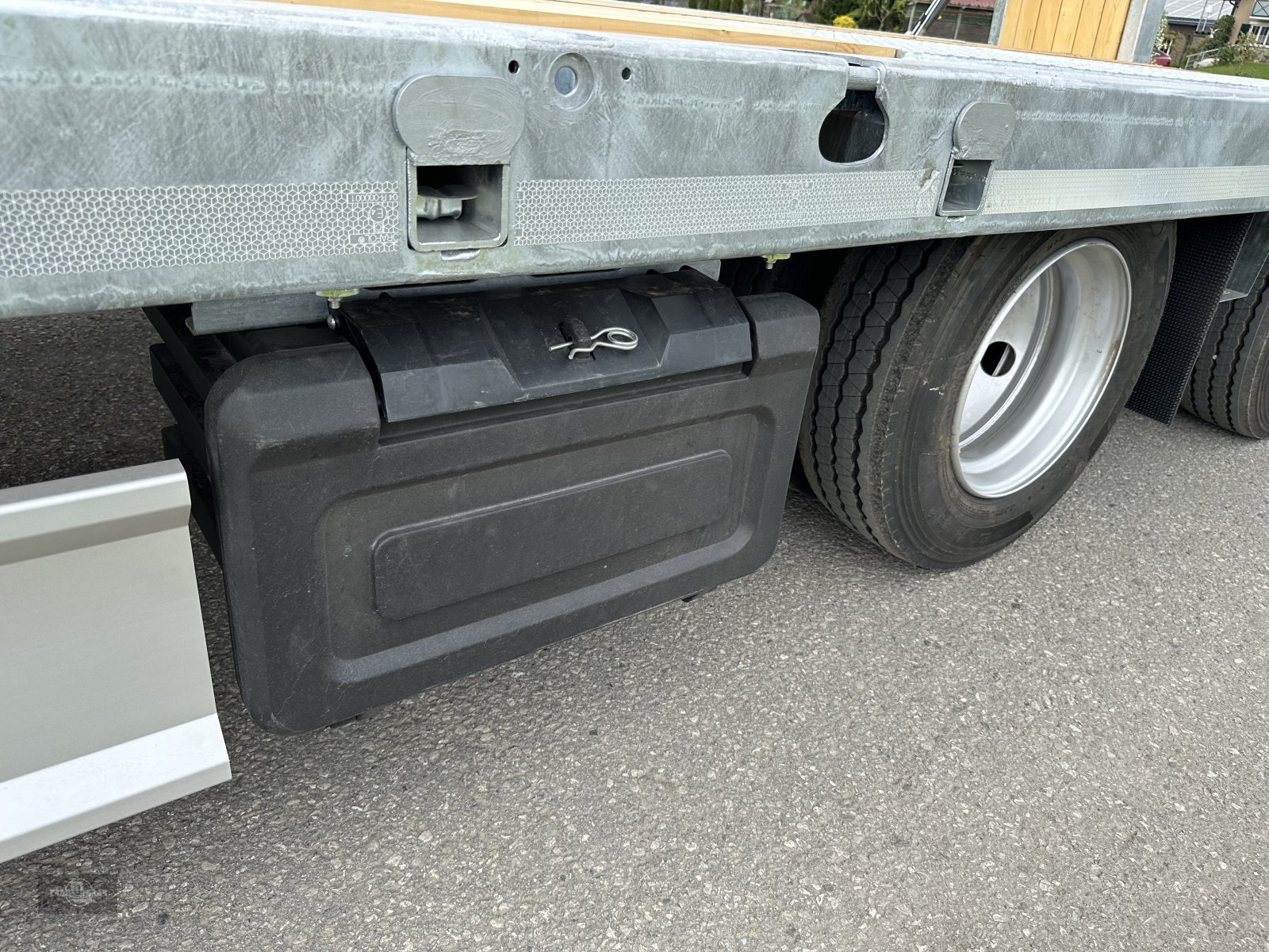 Tieflader des Typs Fliegl DTS-S 300 80 km/h LKW Tieflader mit Hyd. Rampen, Neumaschine in Rankweil (Bild 8)