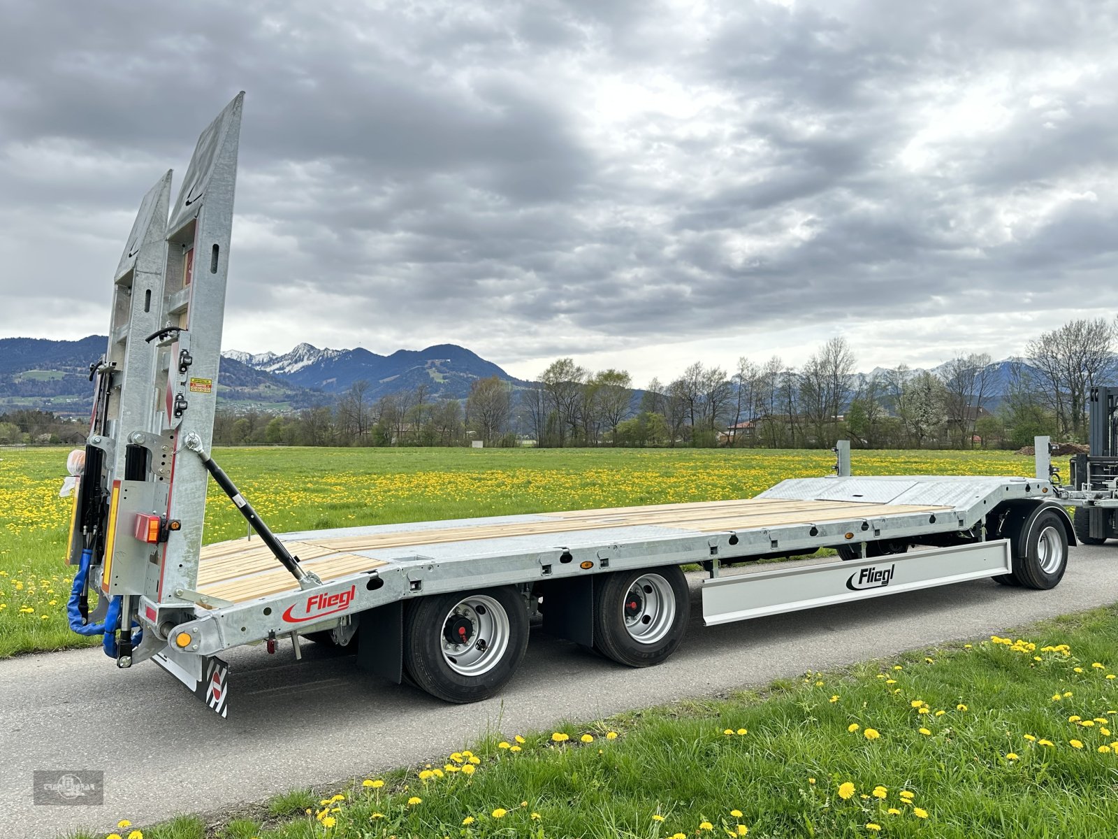Tieflader des Typs Fliegl DTS-S 300 80 km/h LKW Tieflader mit Hyd. Rampen, Neumaschine in Rankweil (Bild 1)