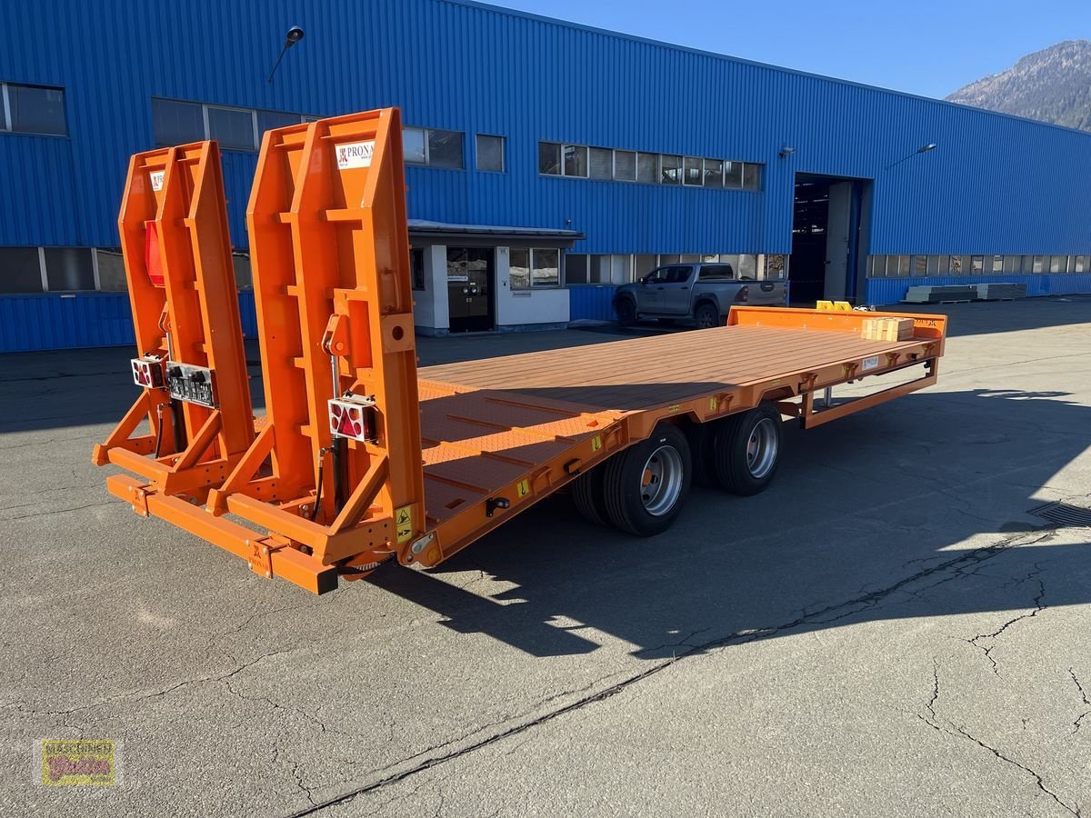Tieflader des Typs PRONAR RC 2100/2 mit hydr. Rampen breite Ausführung, Neumaschine in Kötschach (Bild 10)