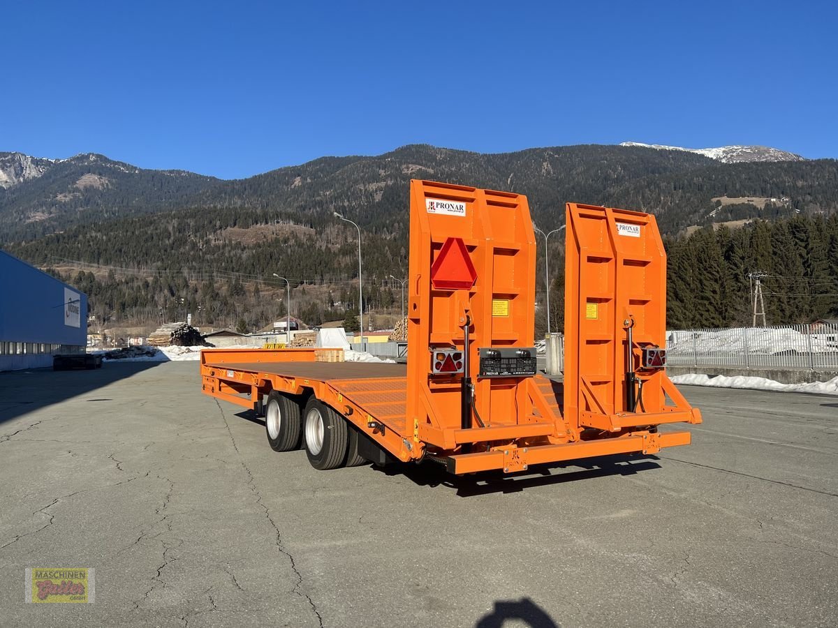 Tieflader des Typs PRONAR RC 2100/2 mit hydr. Rampen breite Ausführung, Neumaschine in Kötschach (Bild 8)
