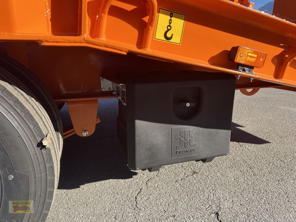 Tieflader des Typs PRONAR RC 2100/2 mit hydr. Rampen breite Ausführung, Neumaschine in Kötschach (Bild 13)